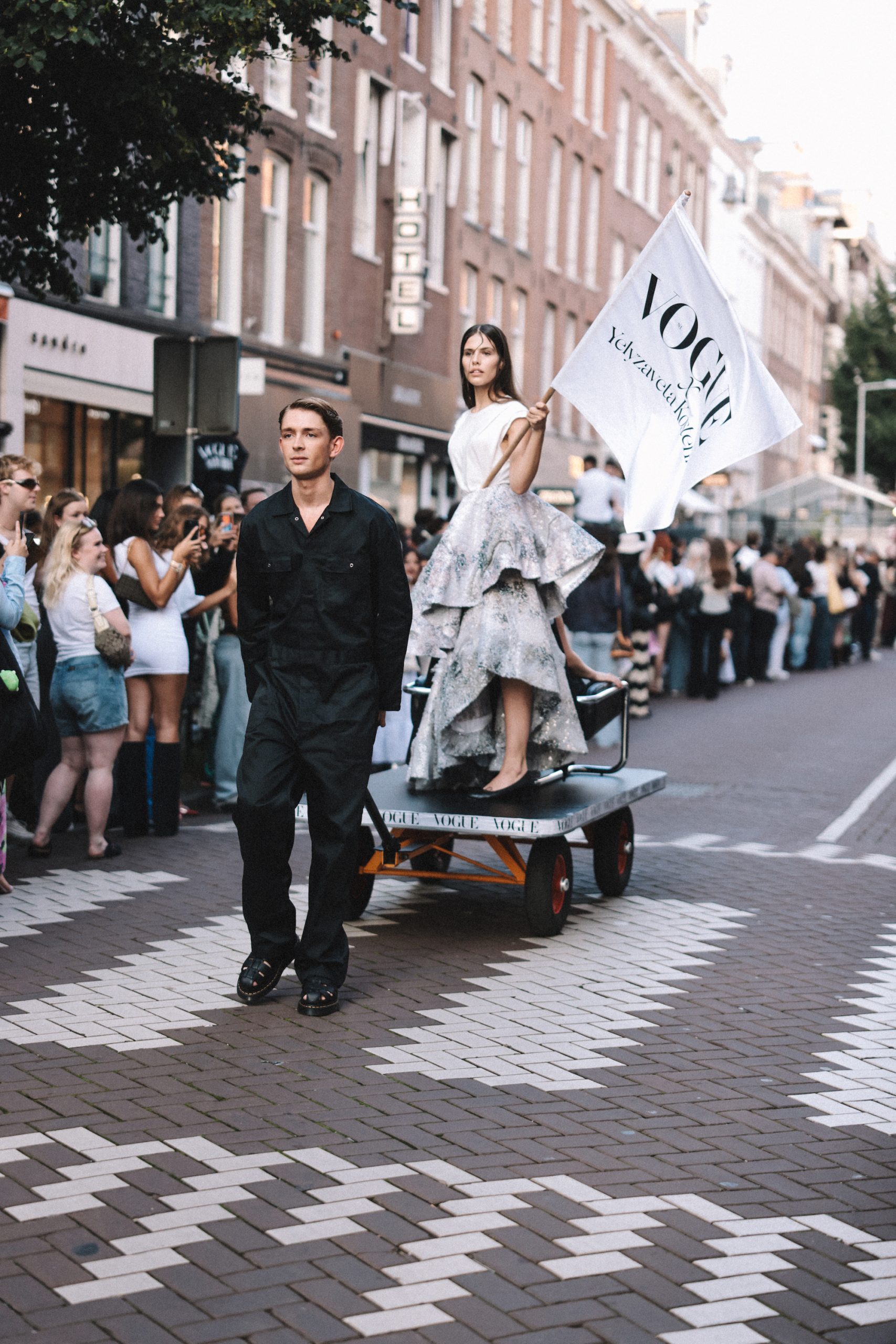 De fashion parade tijdens Vogue Downtown 2024