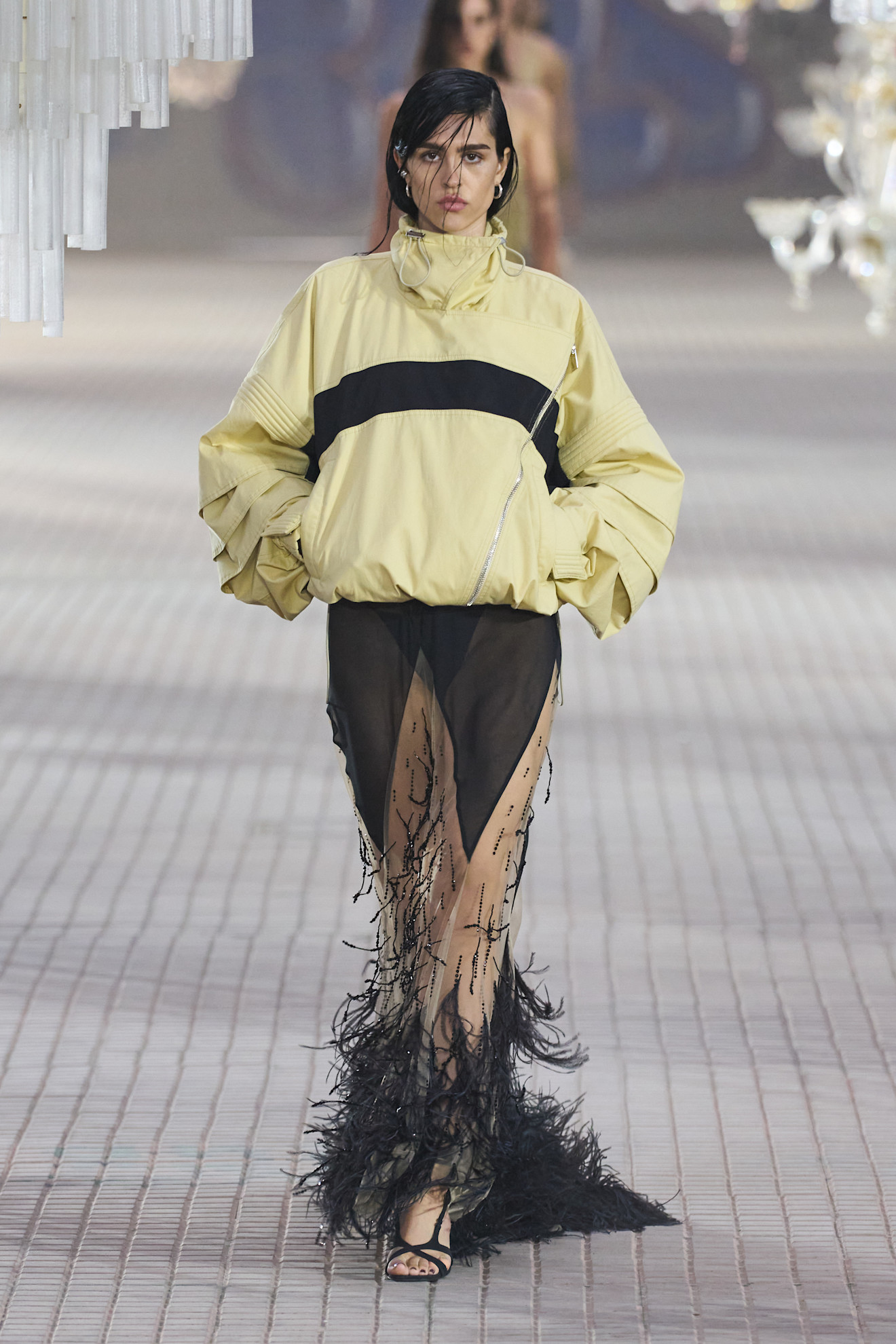 Een cocktailjurk en een parka bij The Attico