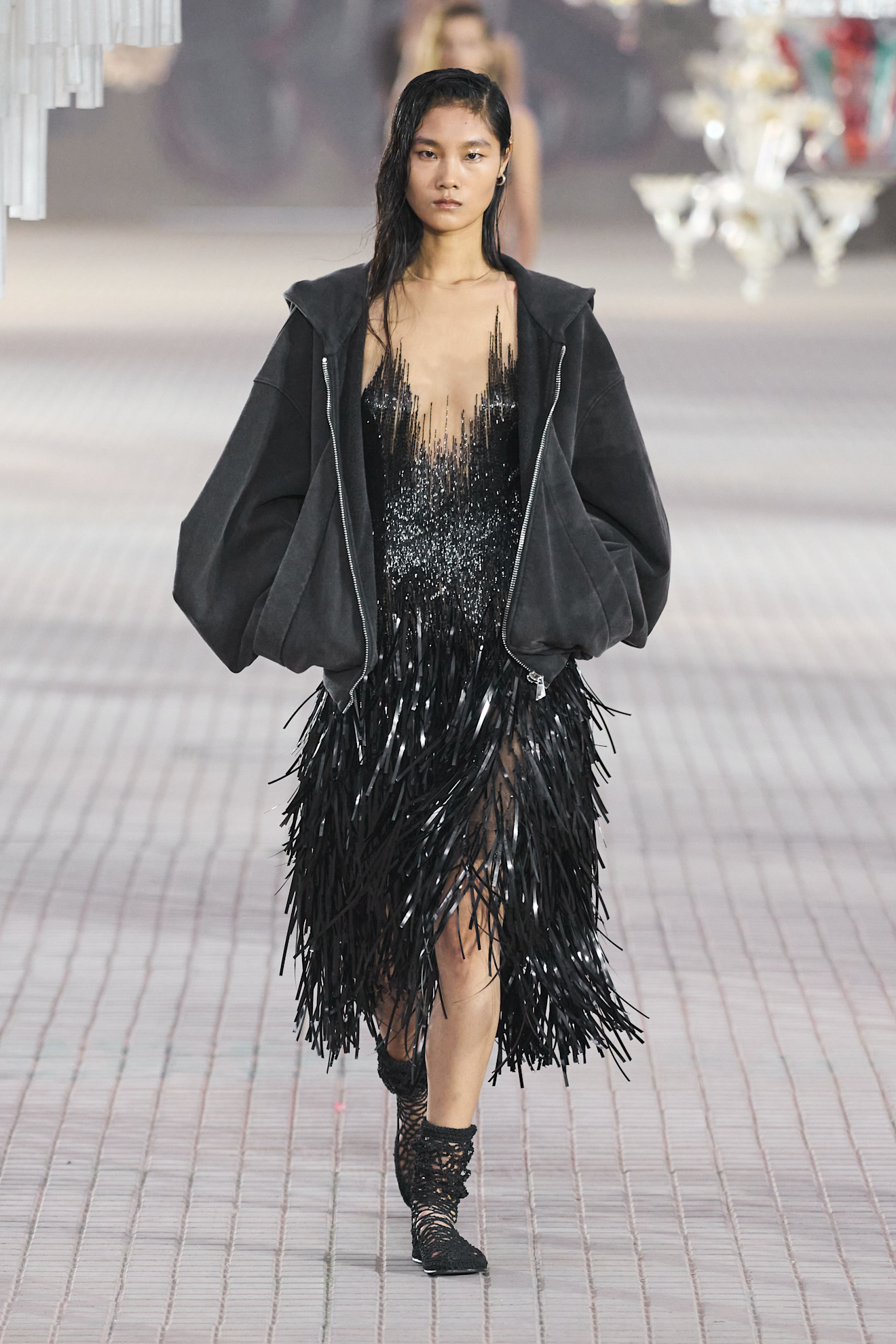 Een cocktailjurk en een parka bij The Attico