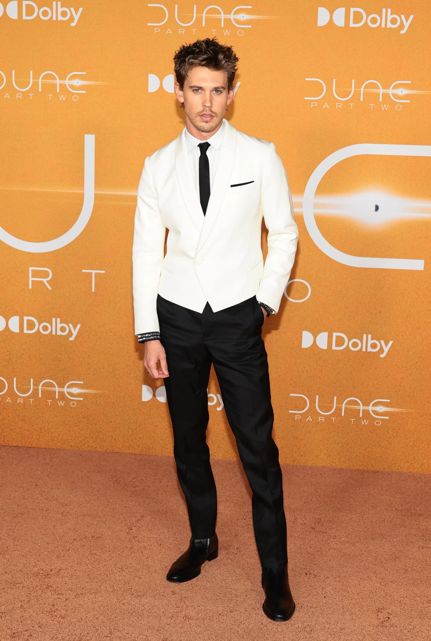 Austin Butler in een monochroom pak bij dune: part two première in 2024