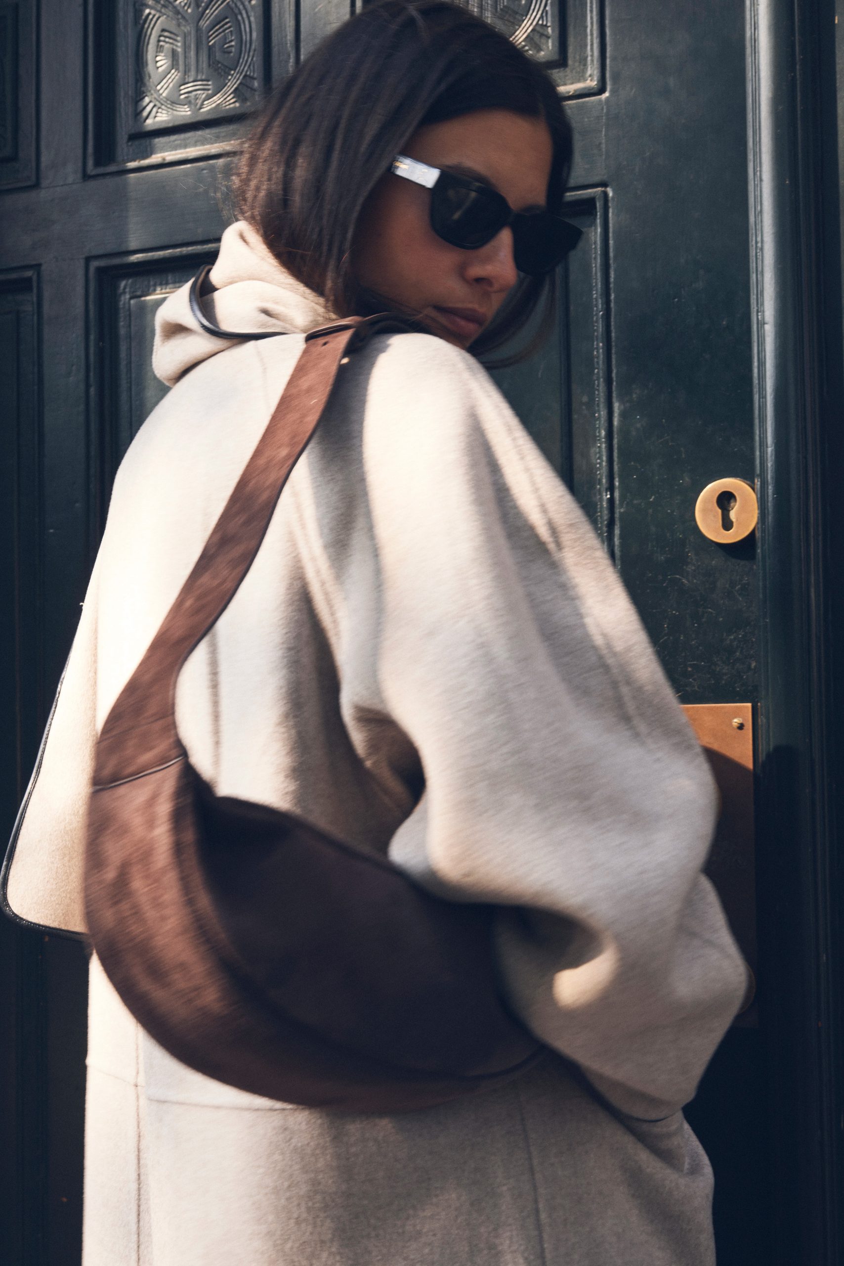 jas met sjaaldetail en suede bruine tas