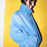 Vrouw kijkt naar beneden