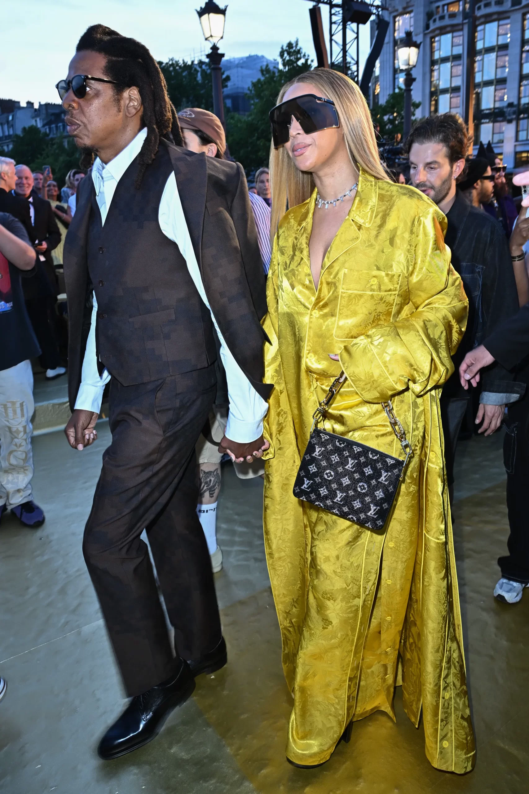 Beyoncé in een gele jurk bij de Louis Vuitton show in 2024
