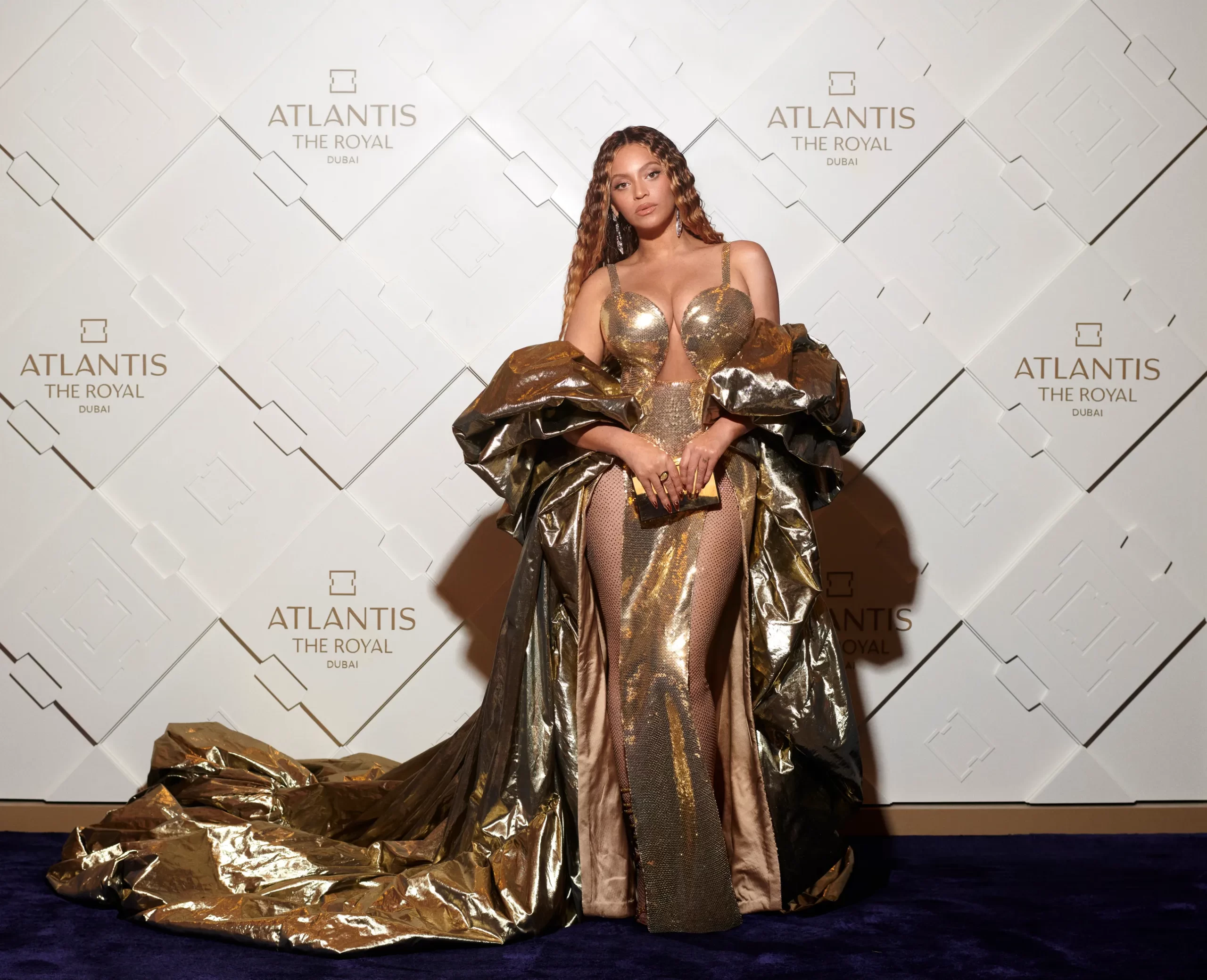Beyoncé draagt een gouden jurk bij de Atlantis The Royal Grand in Dubai