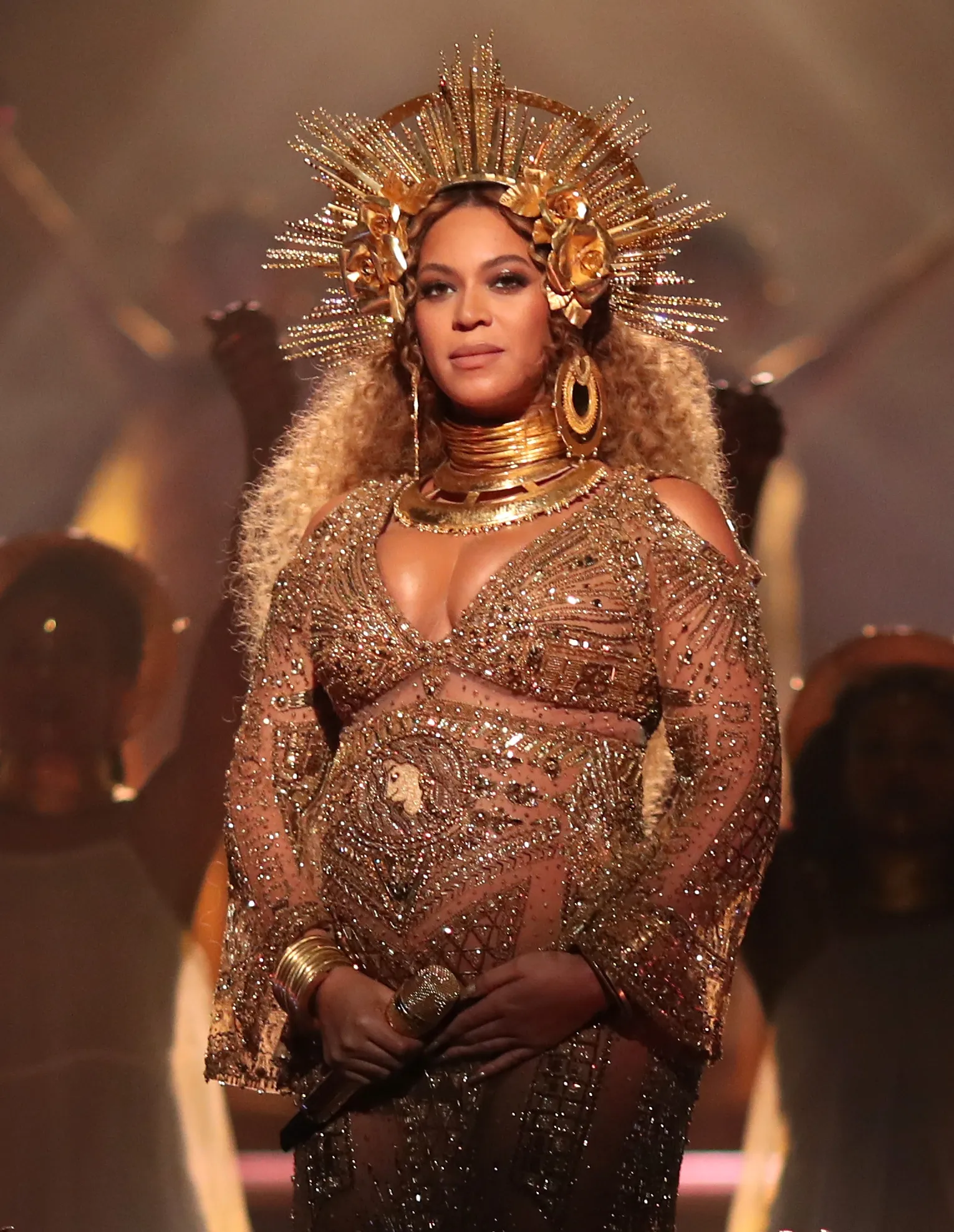 Beyoncé in een met stenen versierde gouden jurk en gouden tiara 