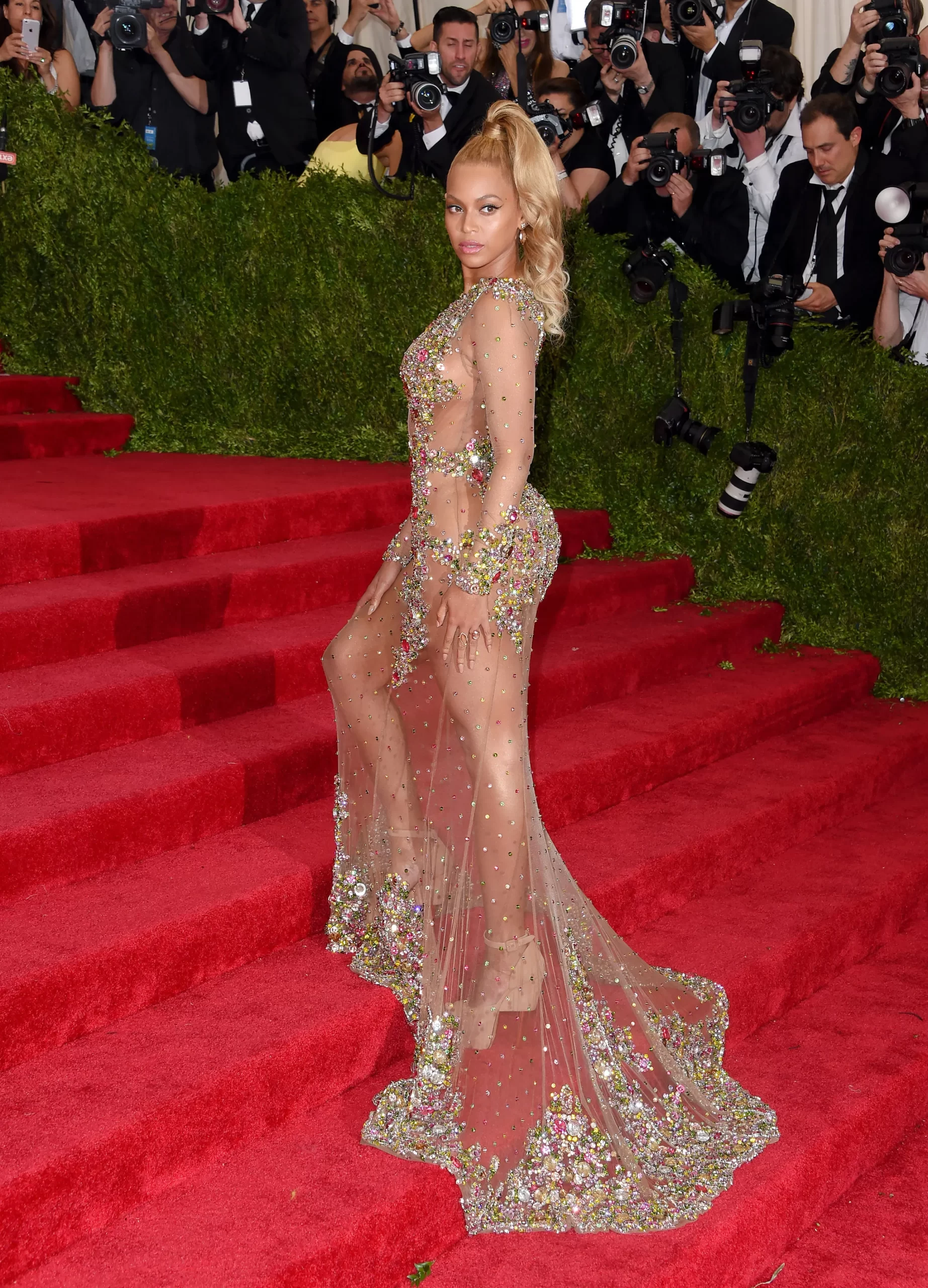 Beyoncé in een doorzichtige jurk versierd met steentjes 