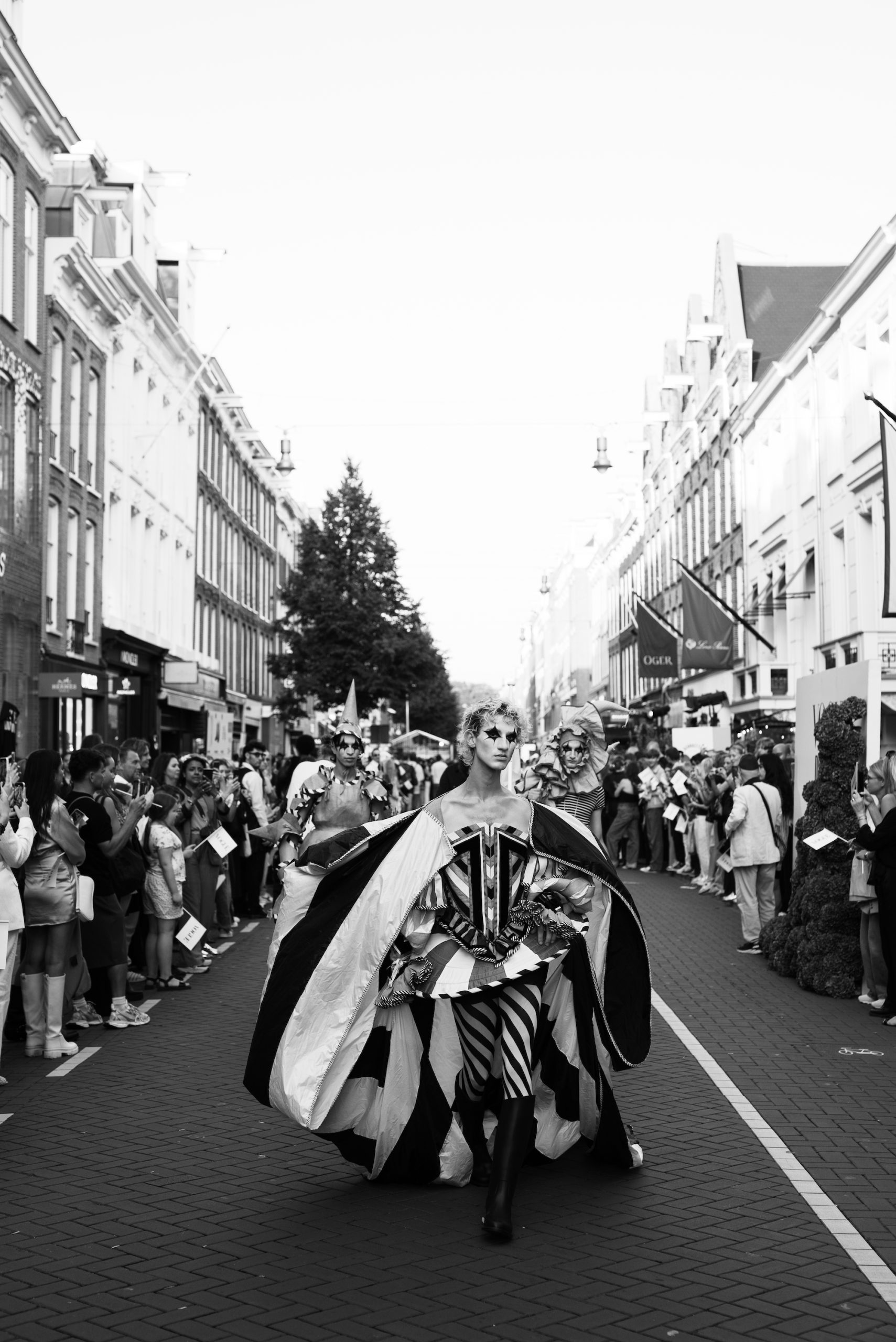 De fashion parade tijdens Vogue Downtown 2024