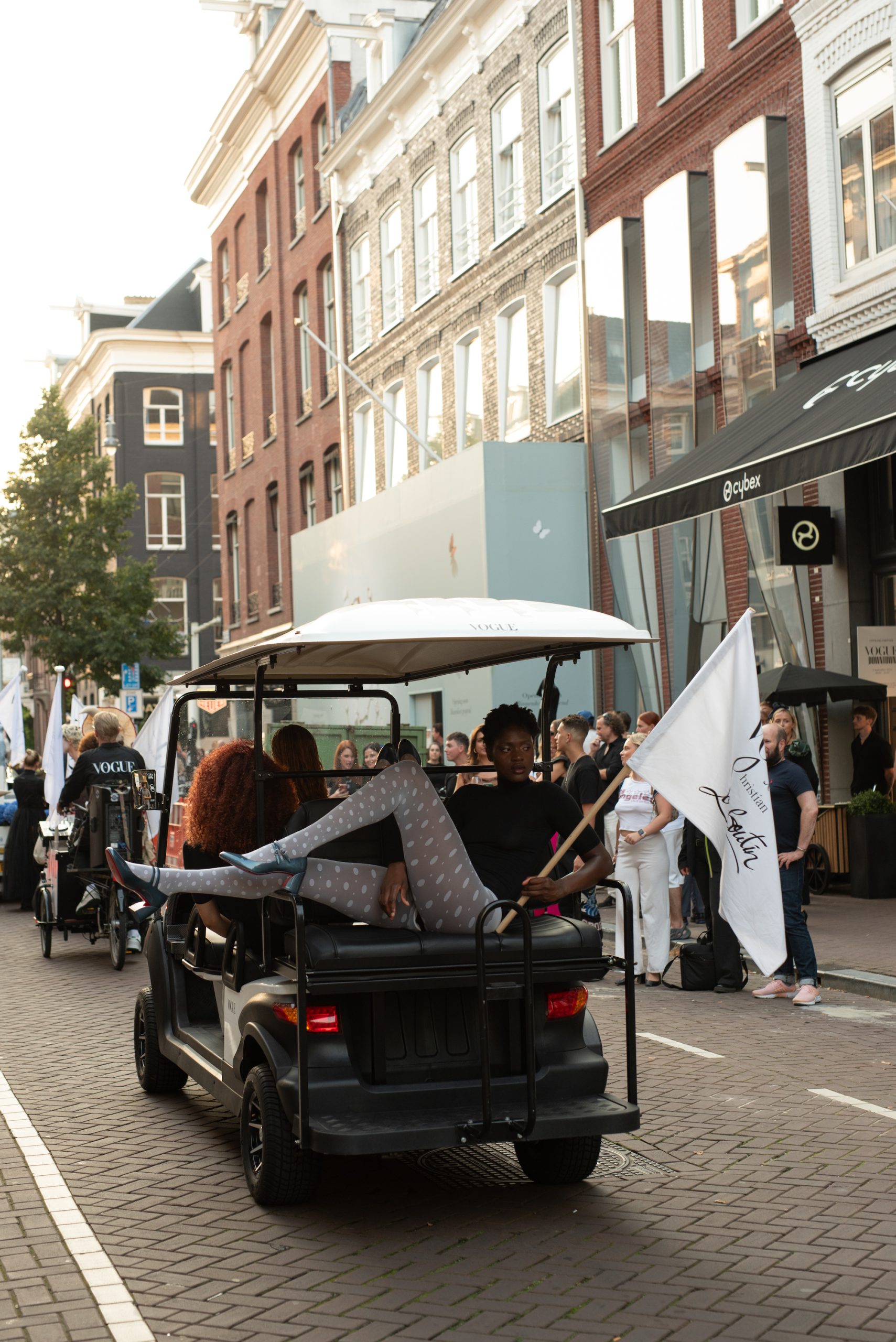 De fashion parade tijdens Vogue Downtown 2024