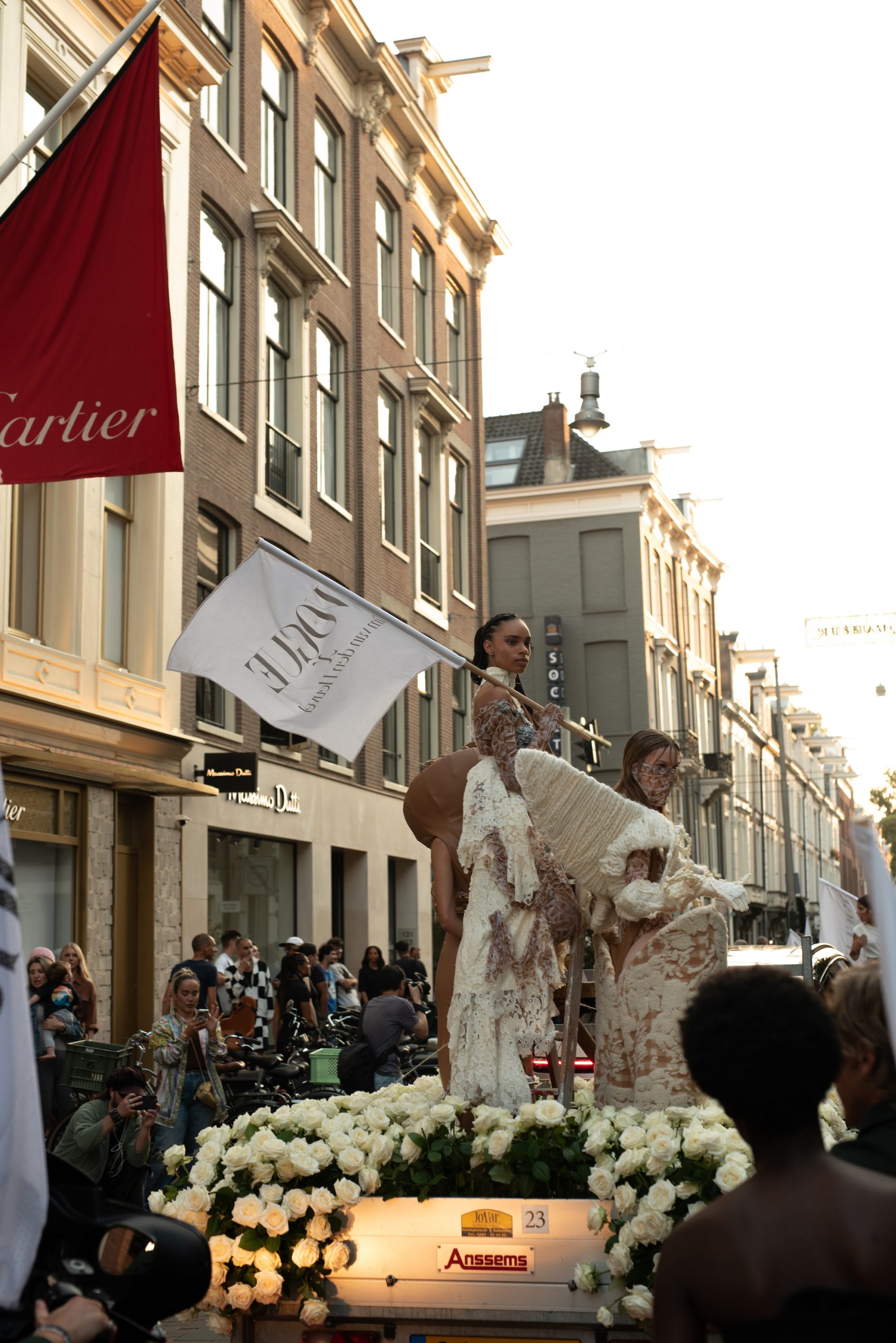 De fashion parade tijdens Vogue Downtown 2024