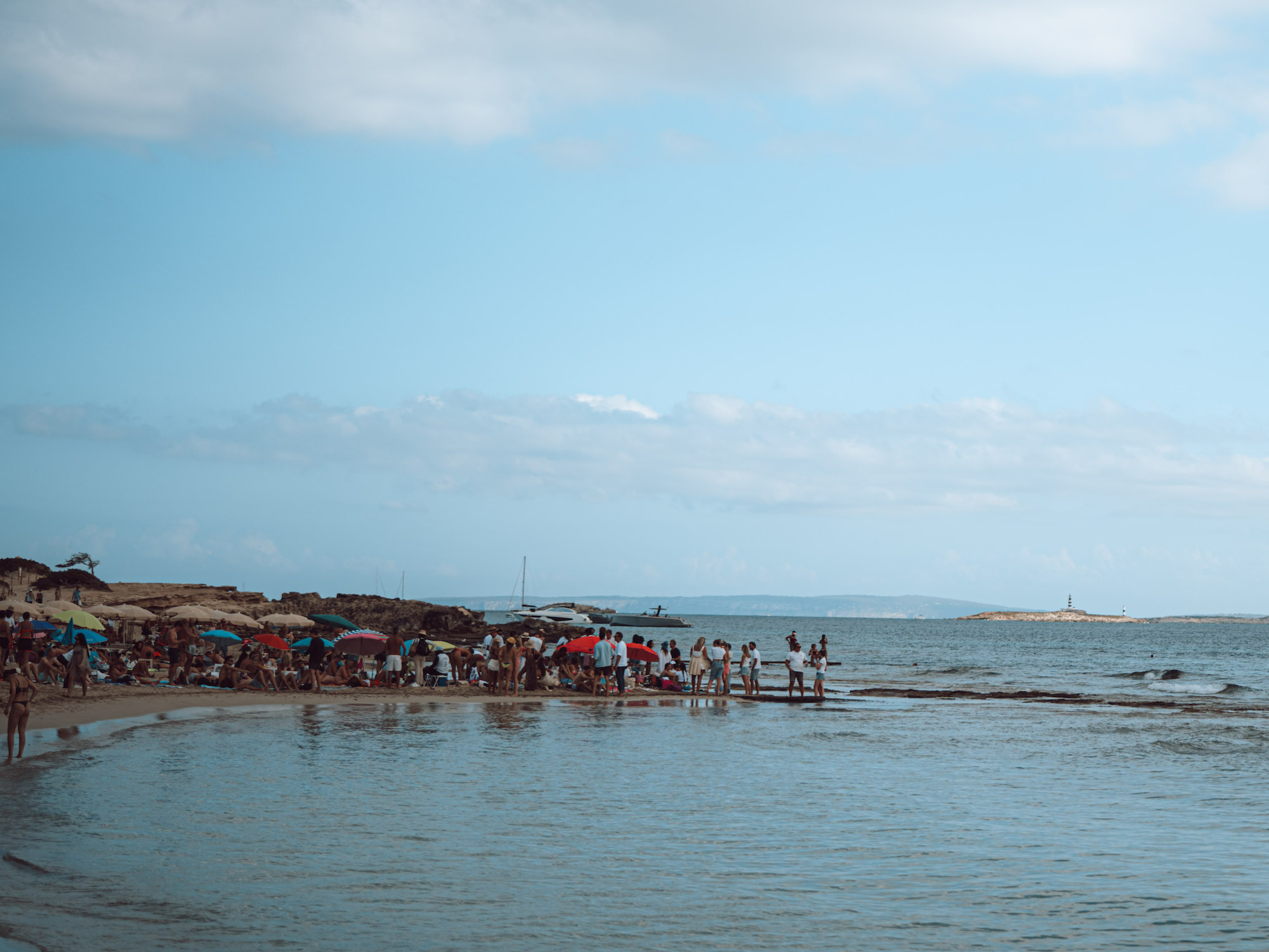 De derde dag van Yuki en Lizzy's trouwfestijn op Ibiza