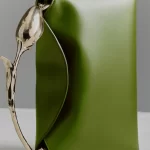 Erdem's Bloom tas, met een sculptureel handvat, een kruising tussen een roos en een tulp.