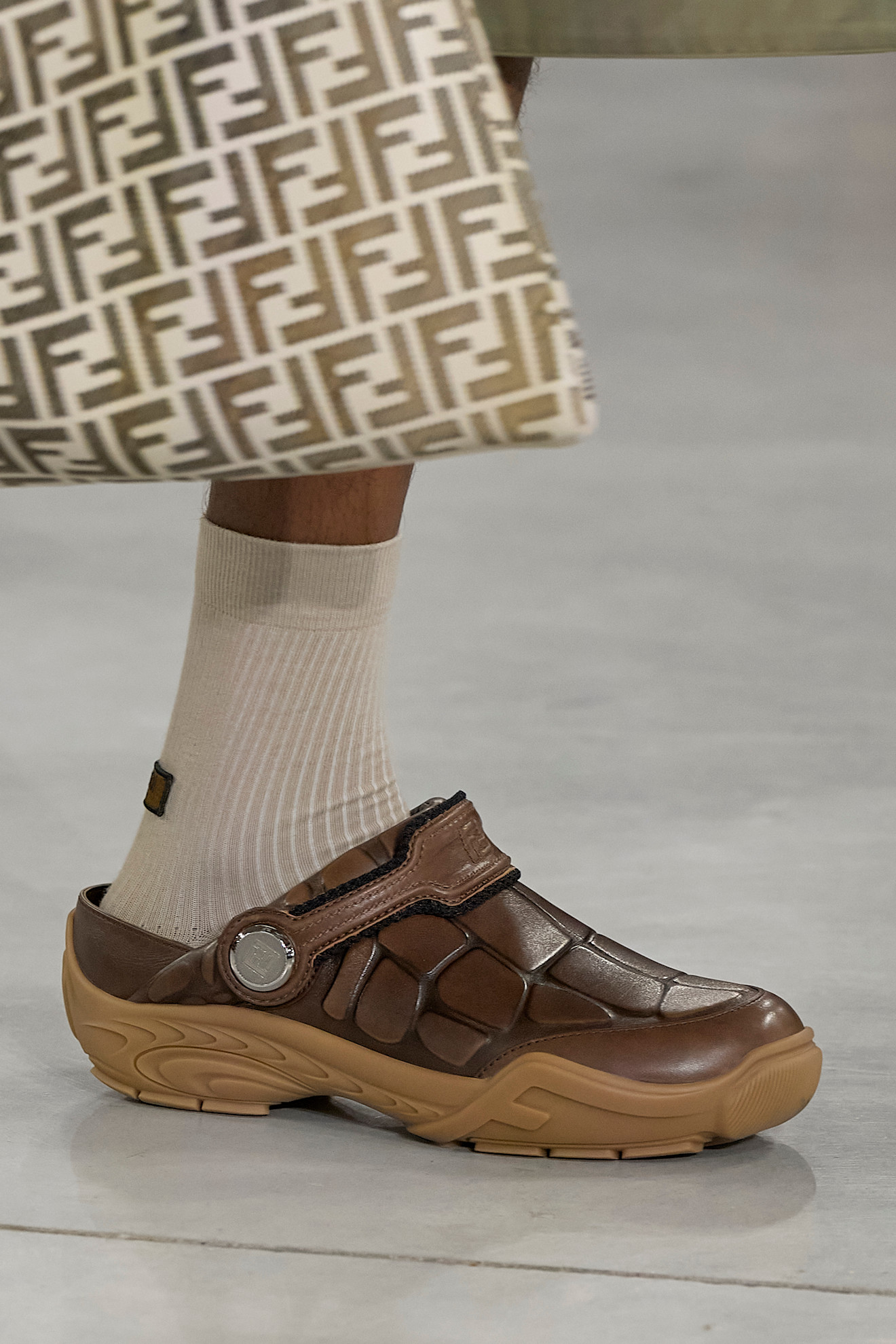 sokken in klompen bij Fendi show ss24