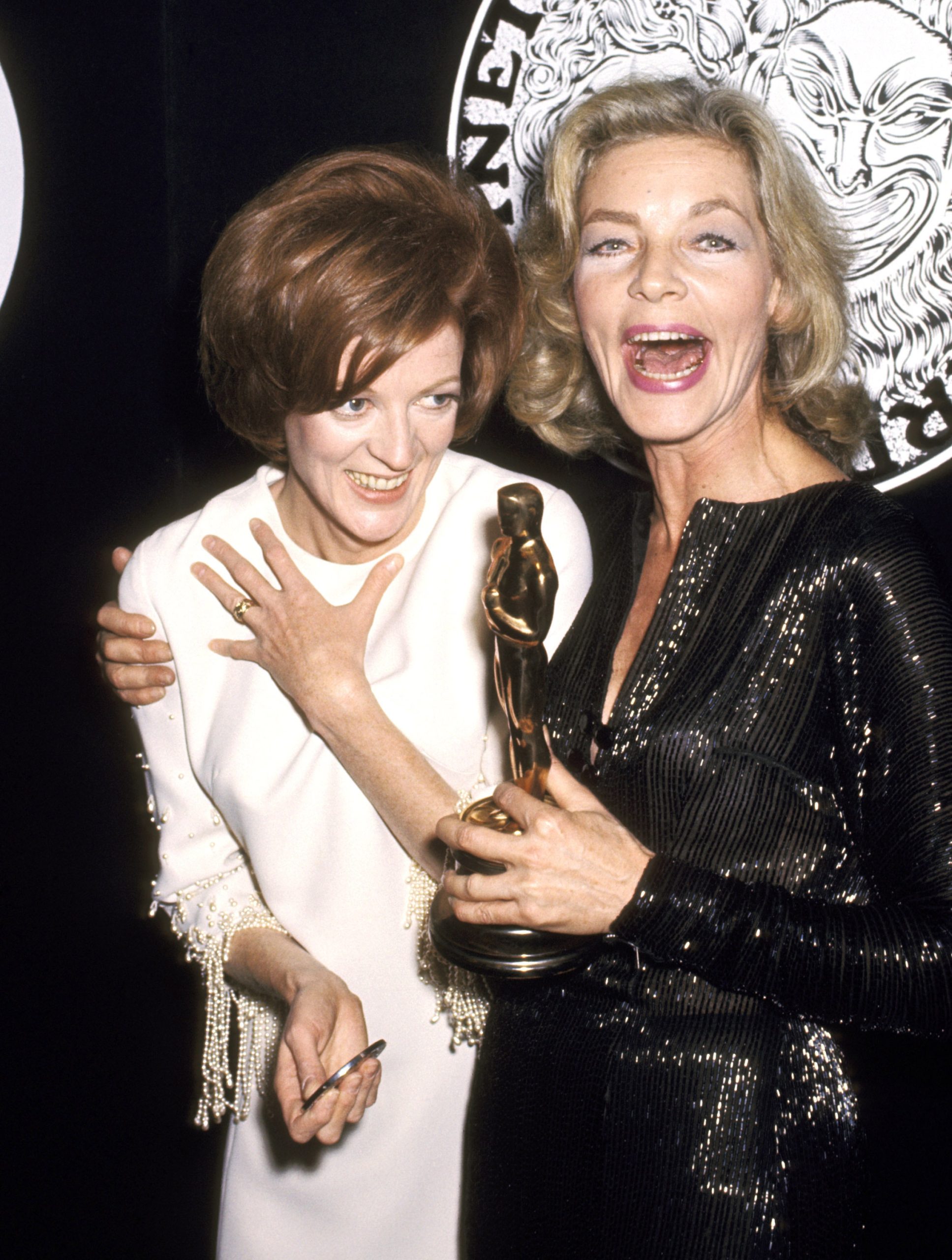Met Lauren Bacall tijdens de Academy Awards in 1970. Smith won voor haar rol in 'The Prime of Miss Jean Brodie'. 