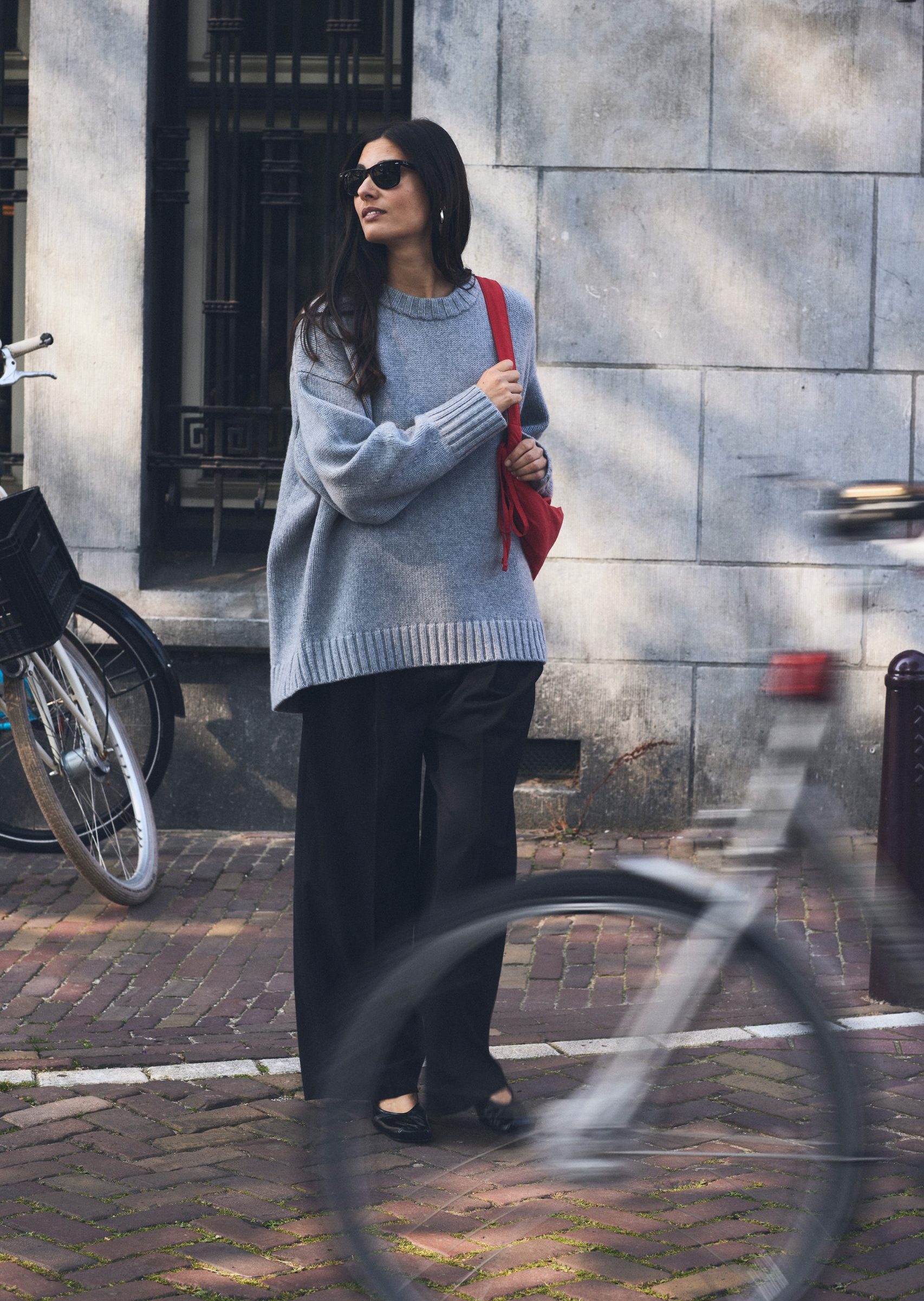 grijze oversized trui en rode tas streetstyle – vijf looks van een vogue-editor