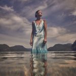 Vrouw in het water, foto door Kate Davis Vogue 11 2023