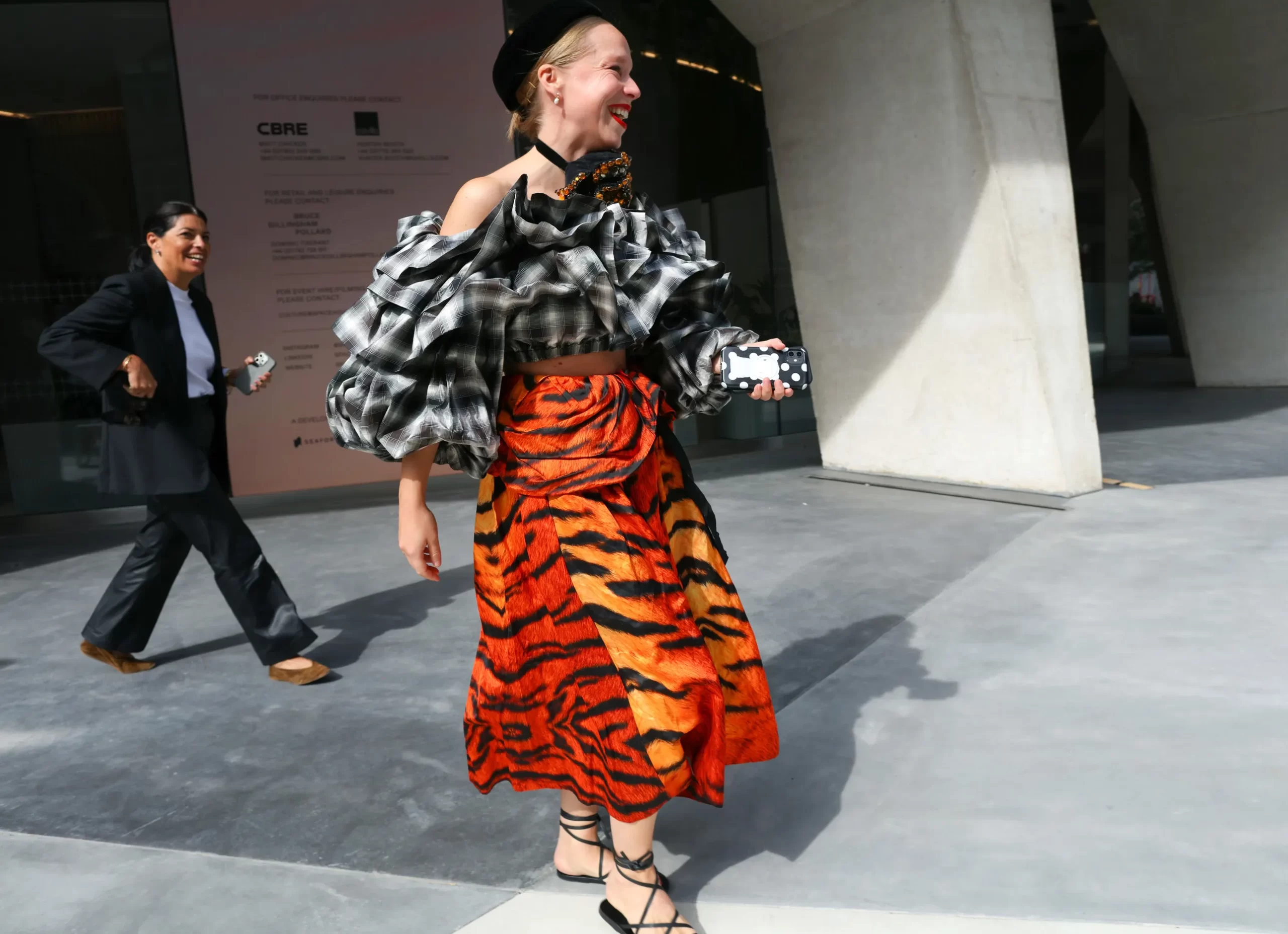 Een streetstylelook tijdens LFW SS25
