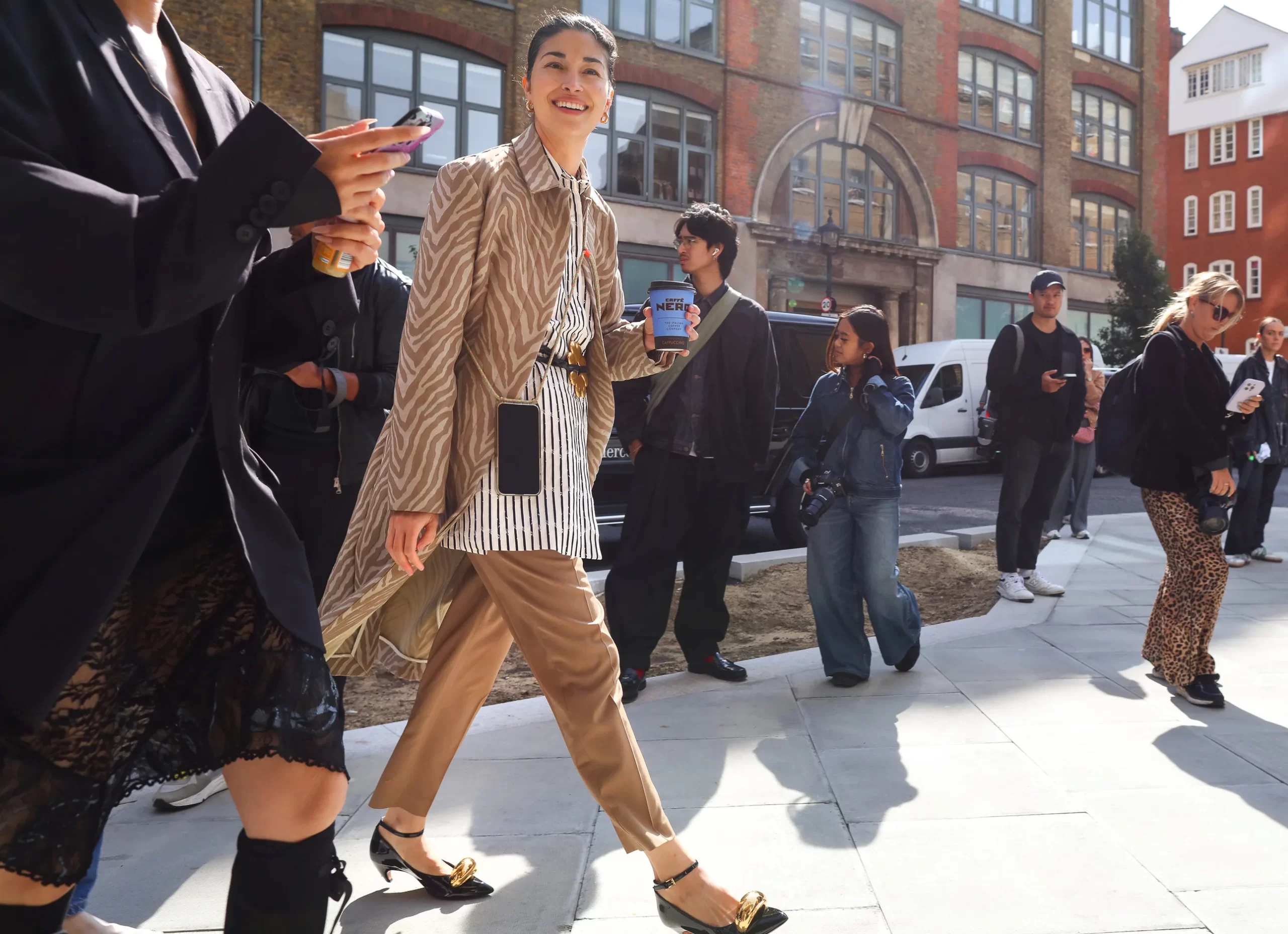 Een streetstylelook tijdens LFW SS25