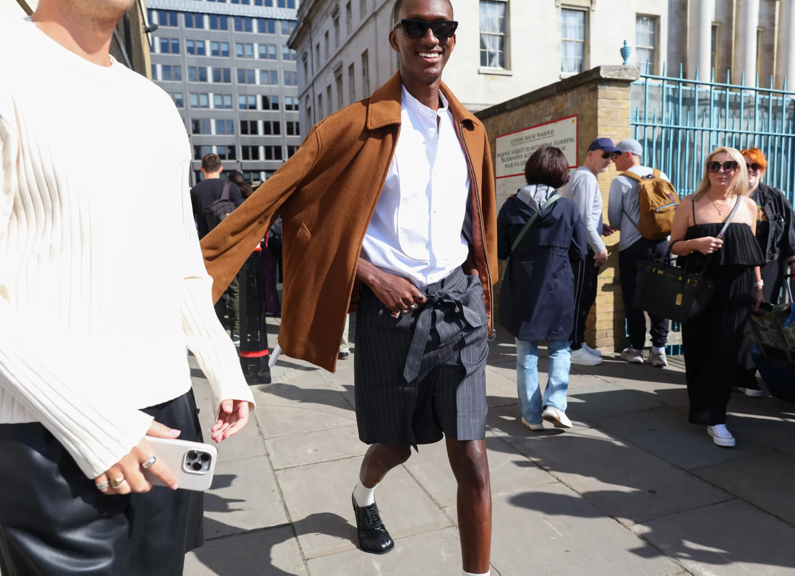 Een streetstylelook tijdens LFW SS25