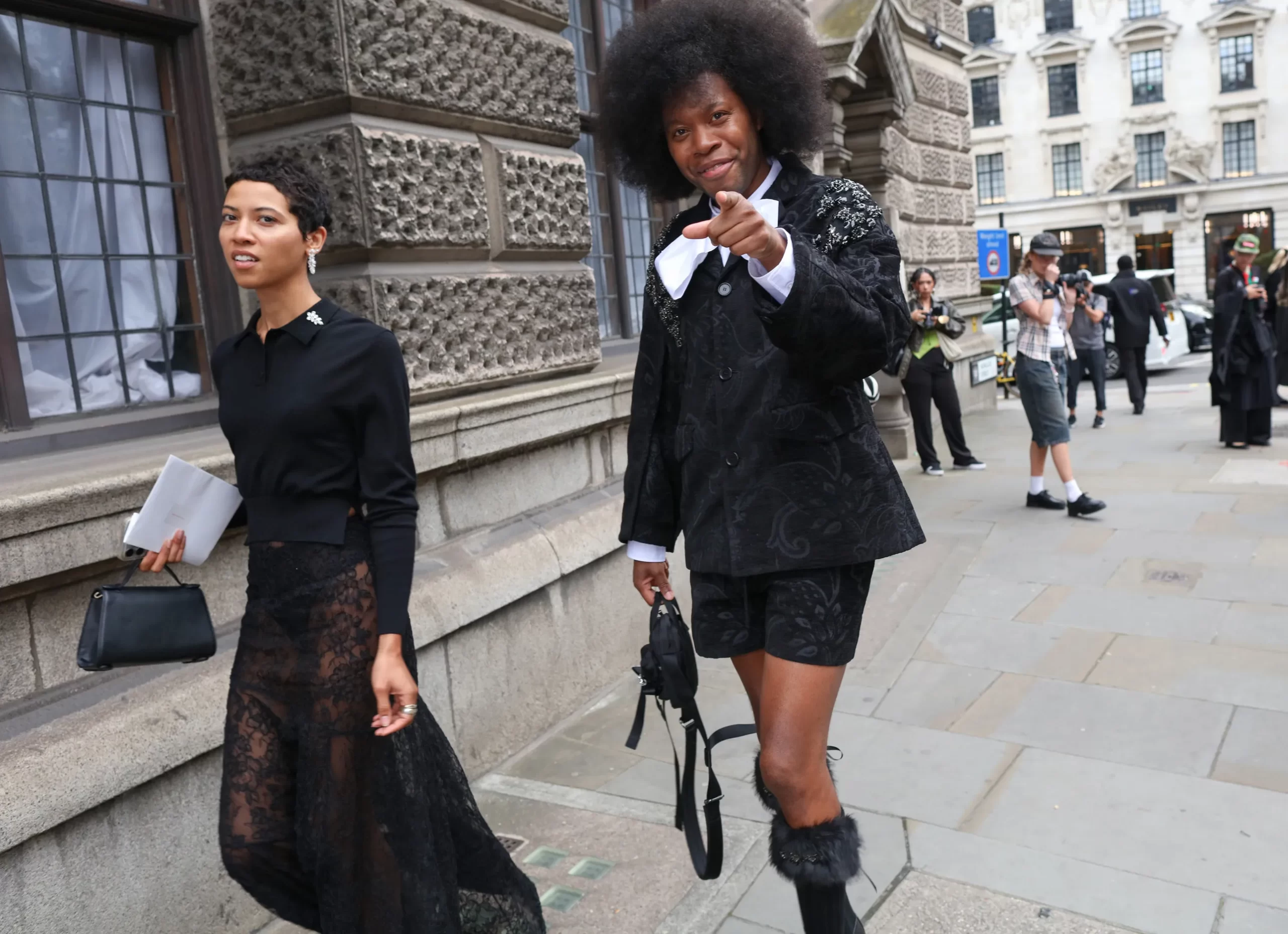 Een streetstylelook tijdens LFW SS25