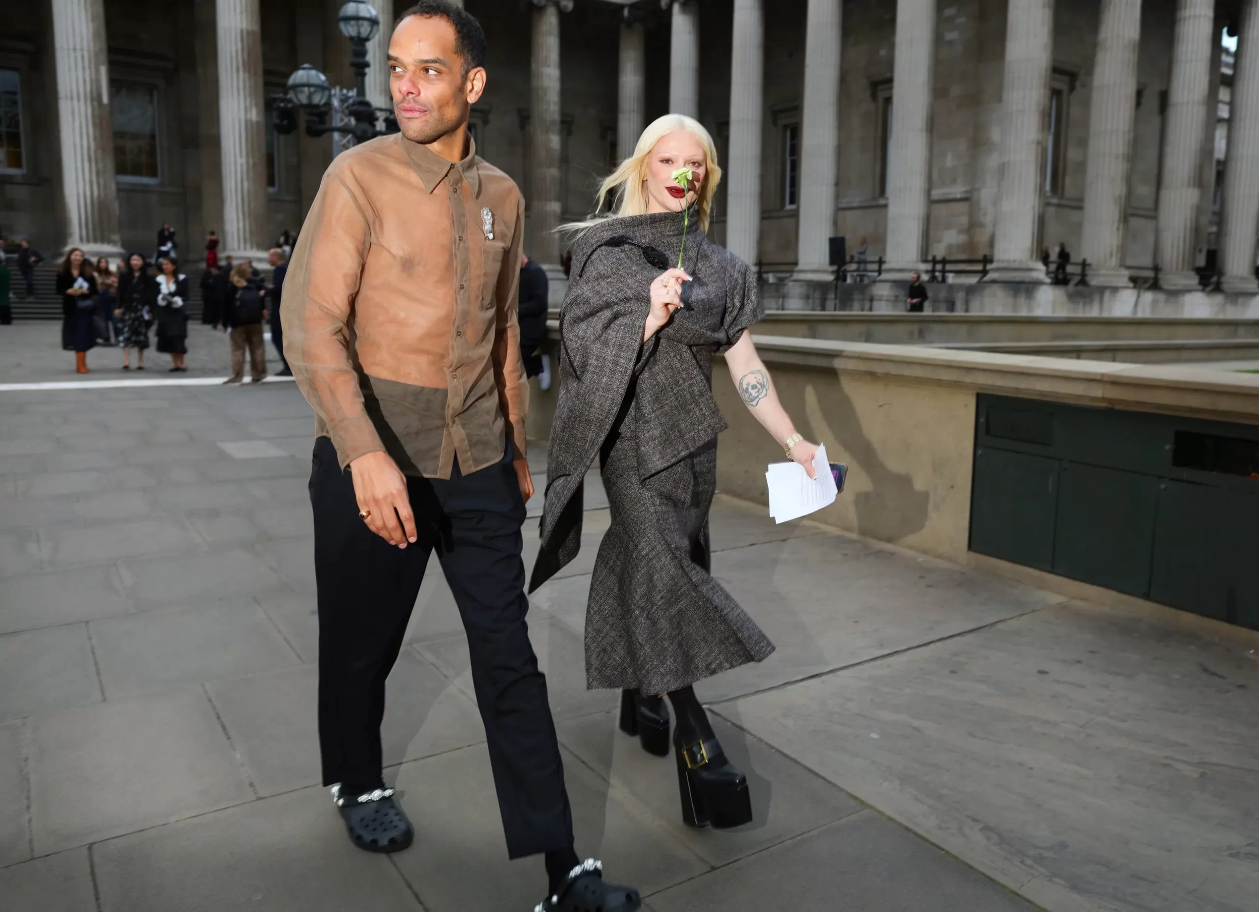 Een streetstylelook tijdens LFW SS25