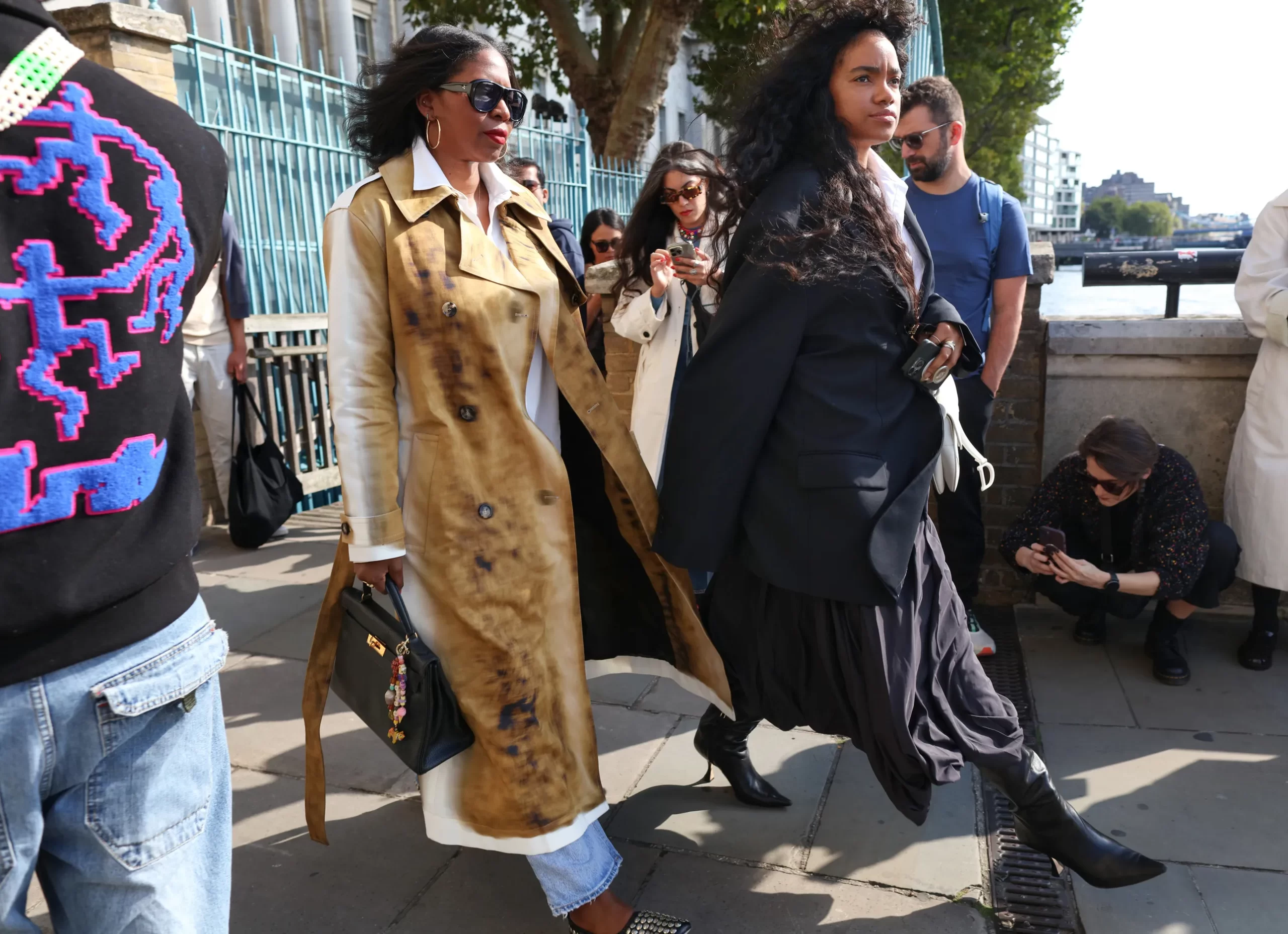 Een streetstylelook tijdens LFW SS25