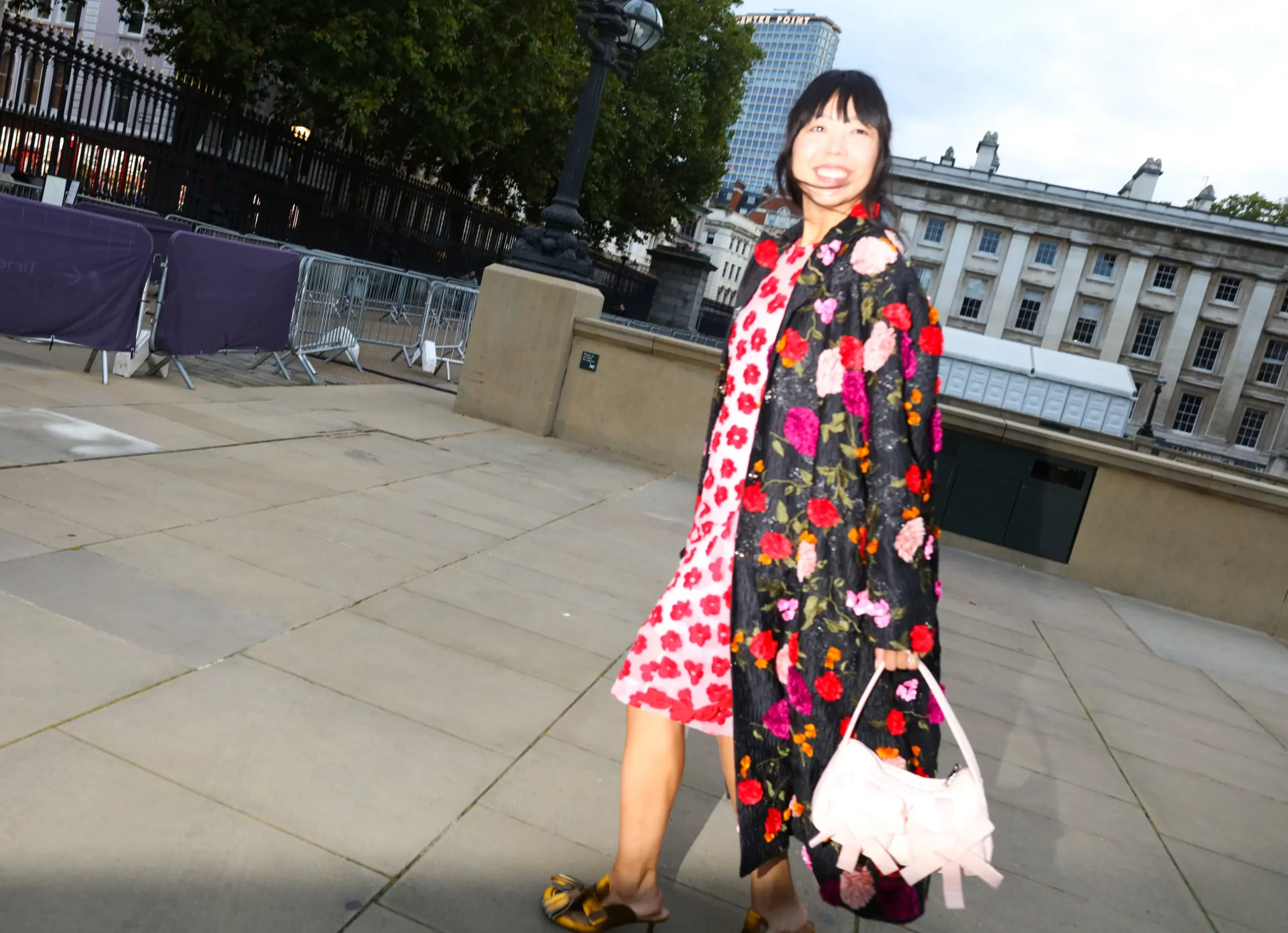 Een streetstylelook tijdens LFW SS25