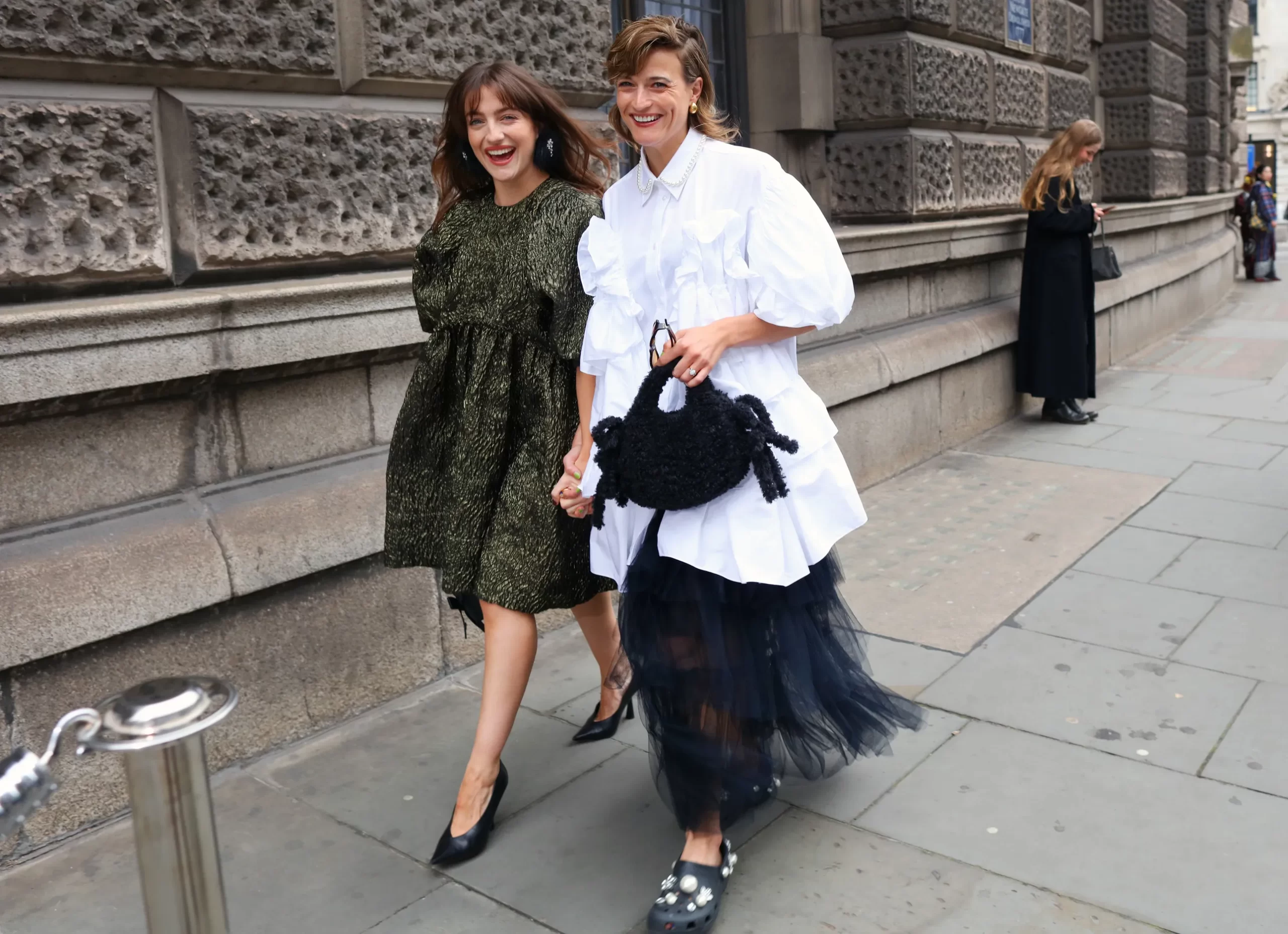 Een streetstylelook tijdens LFW SS25