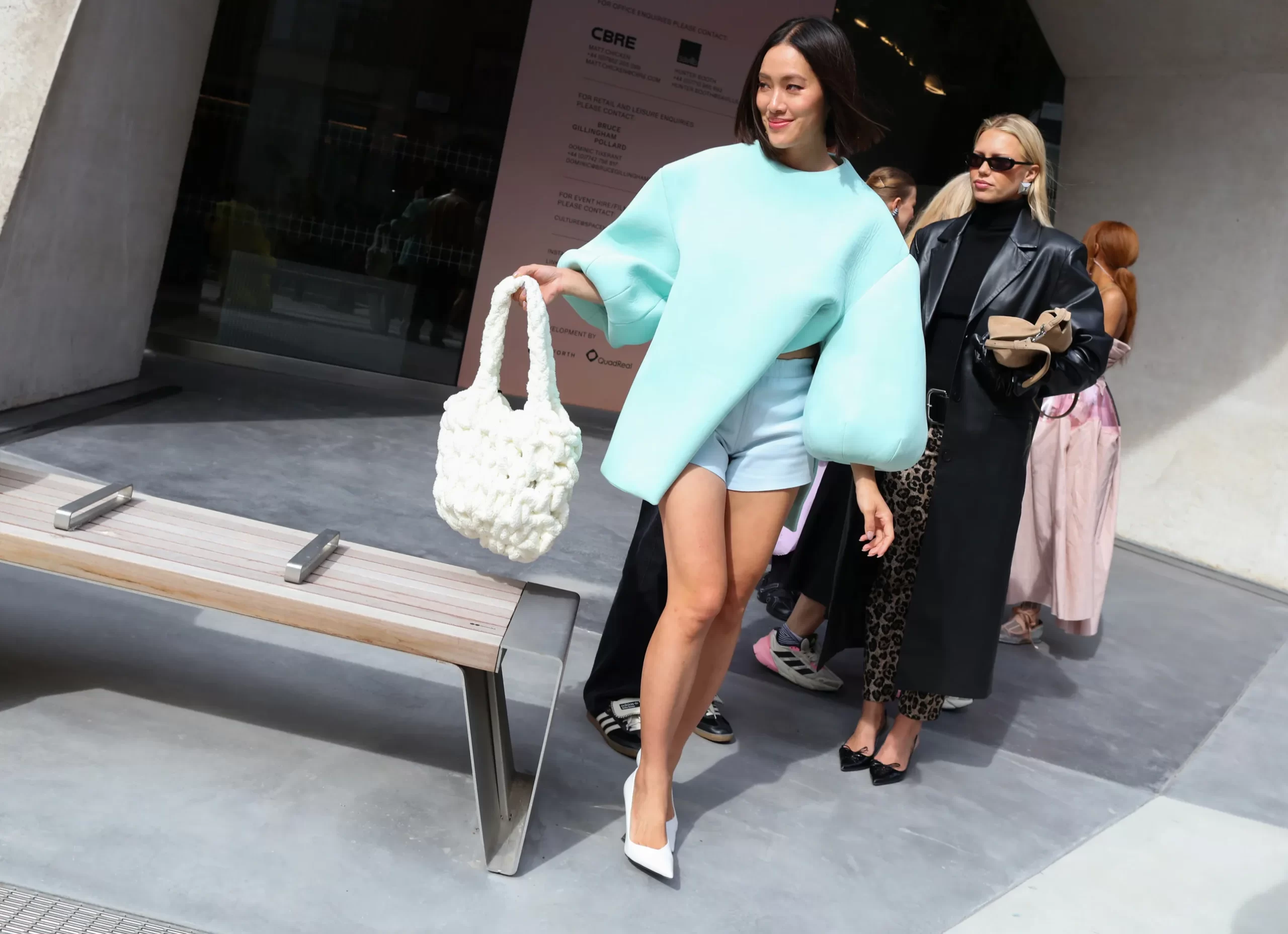 Een streetstylelook tijdens LFW SS25