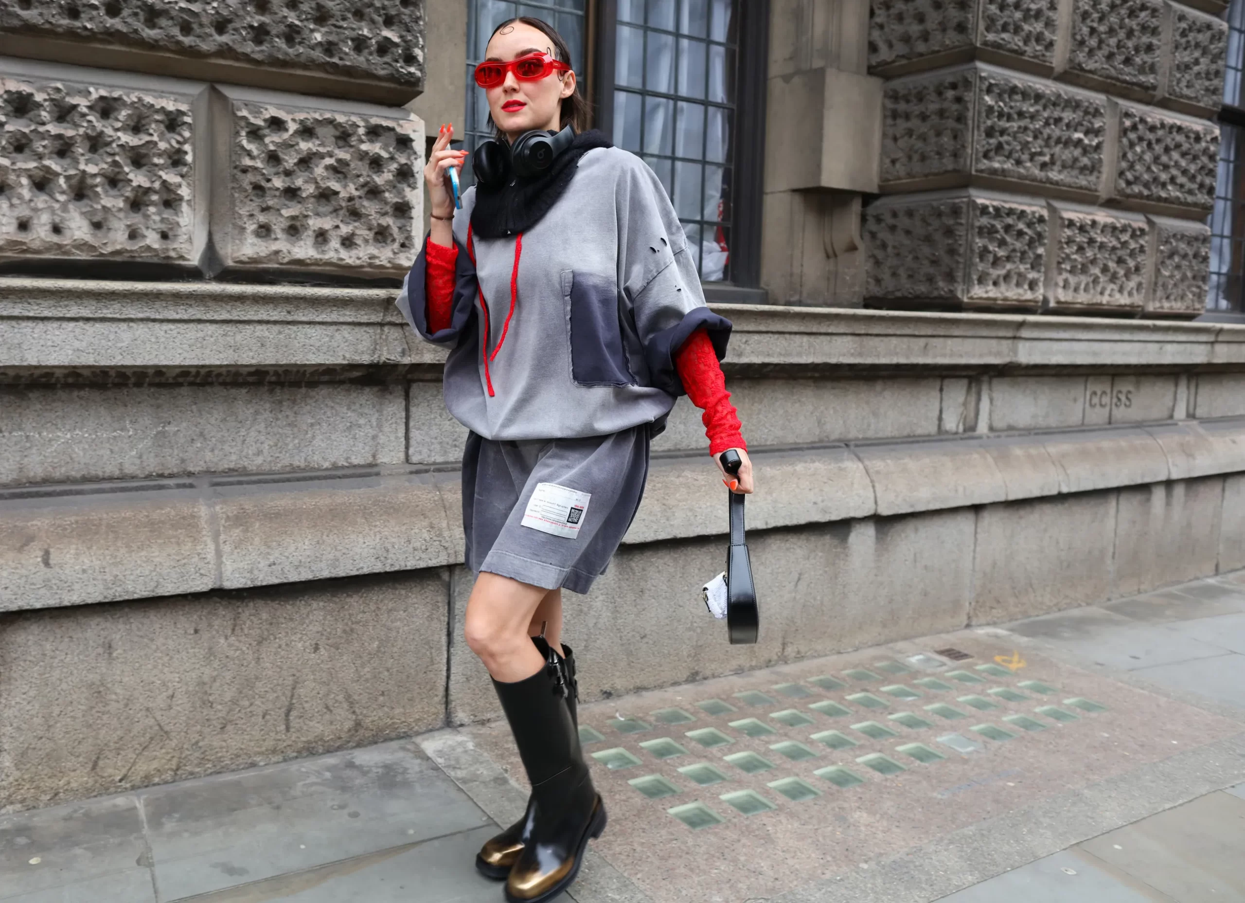 Een streetstylelook tijdens LFW SS25