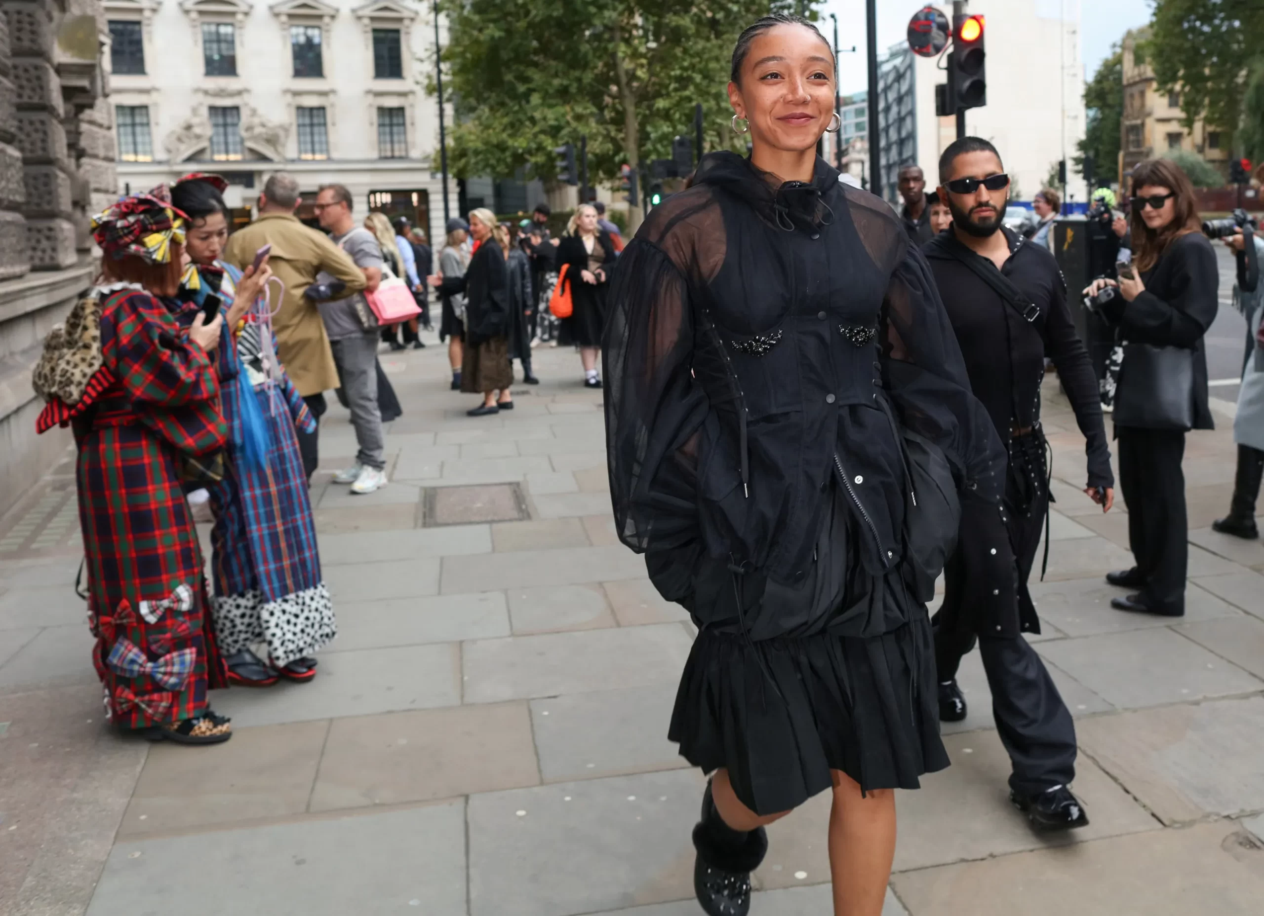 Een streetstylelook tijdens LFW SS25