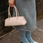 Vrouw draagt een minimalistische tas