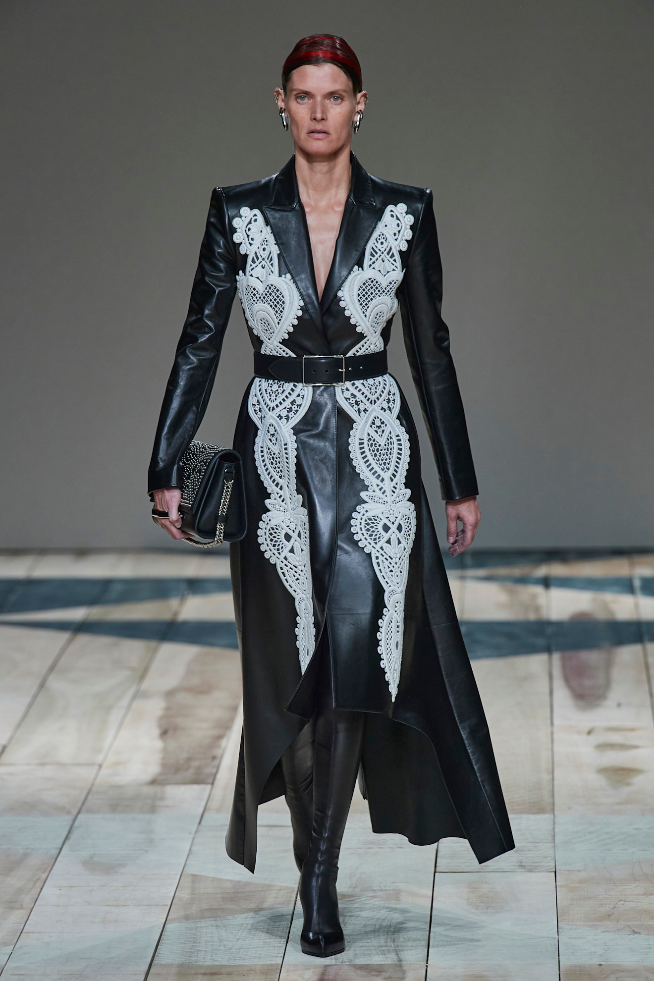 Malgosia Bela op de catwalk bij Alexander McQueen herfst/winter 2020