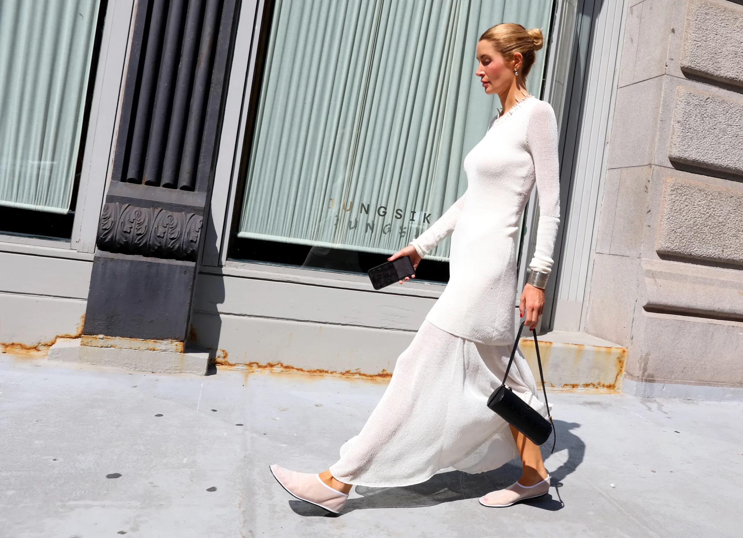 Een streetstylelook tijdens NYFW SS25