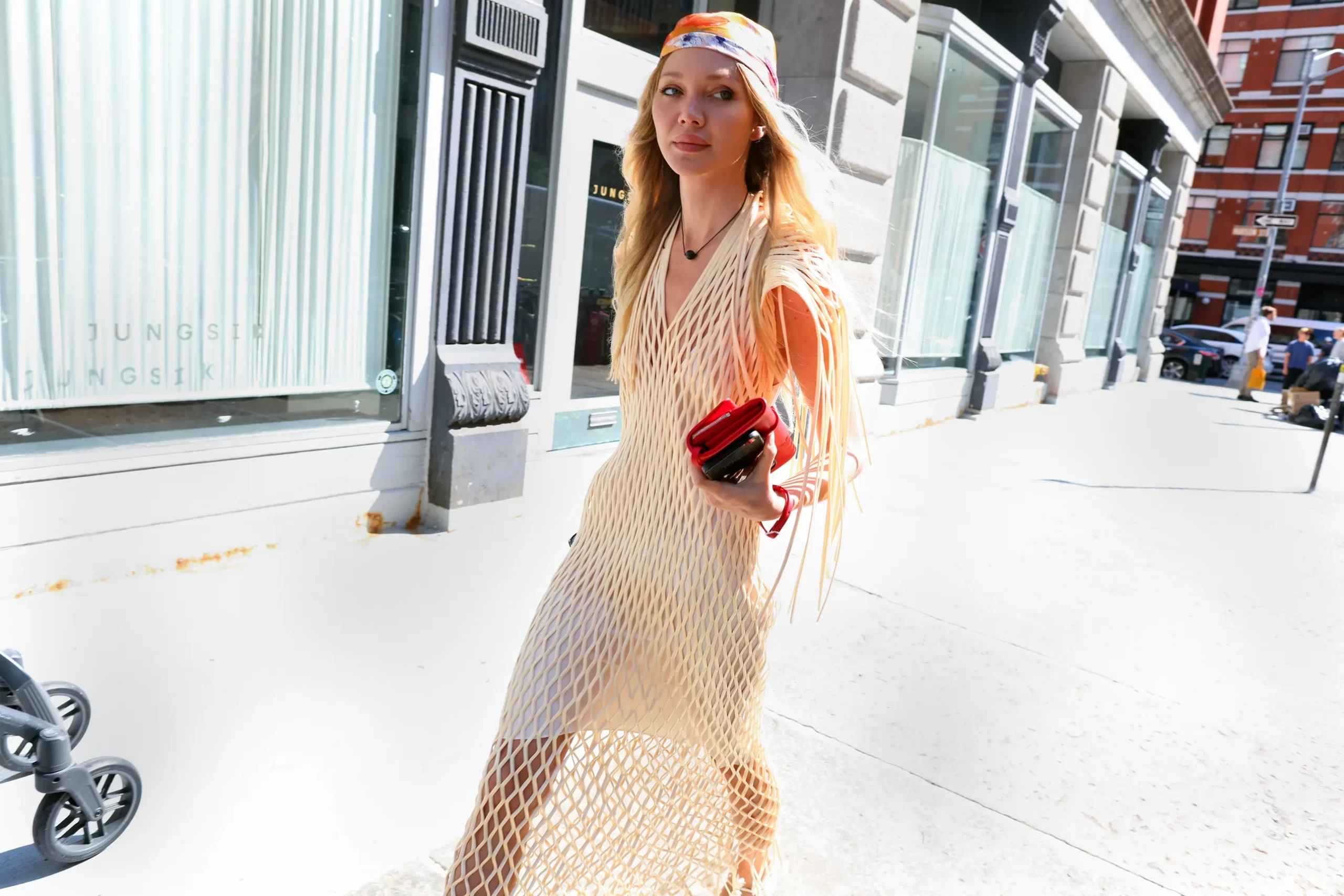 Een streetstylelook tijdens NYFW SS25