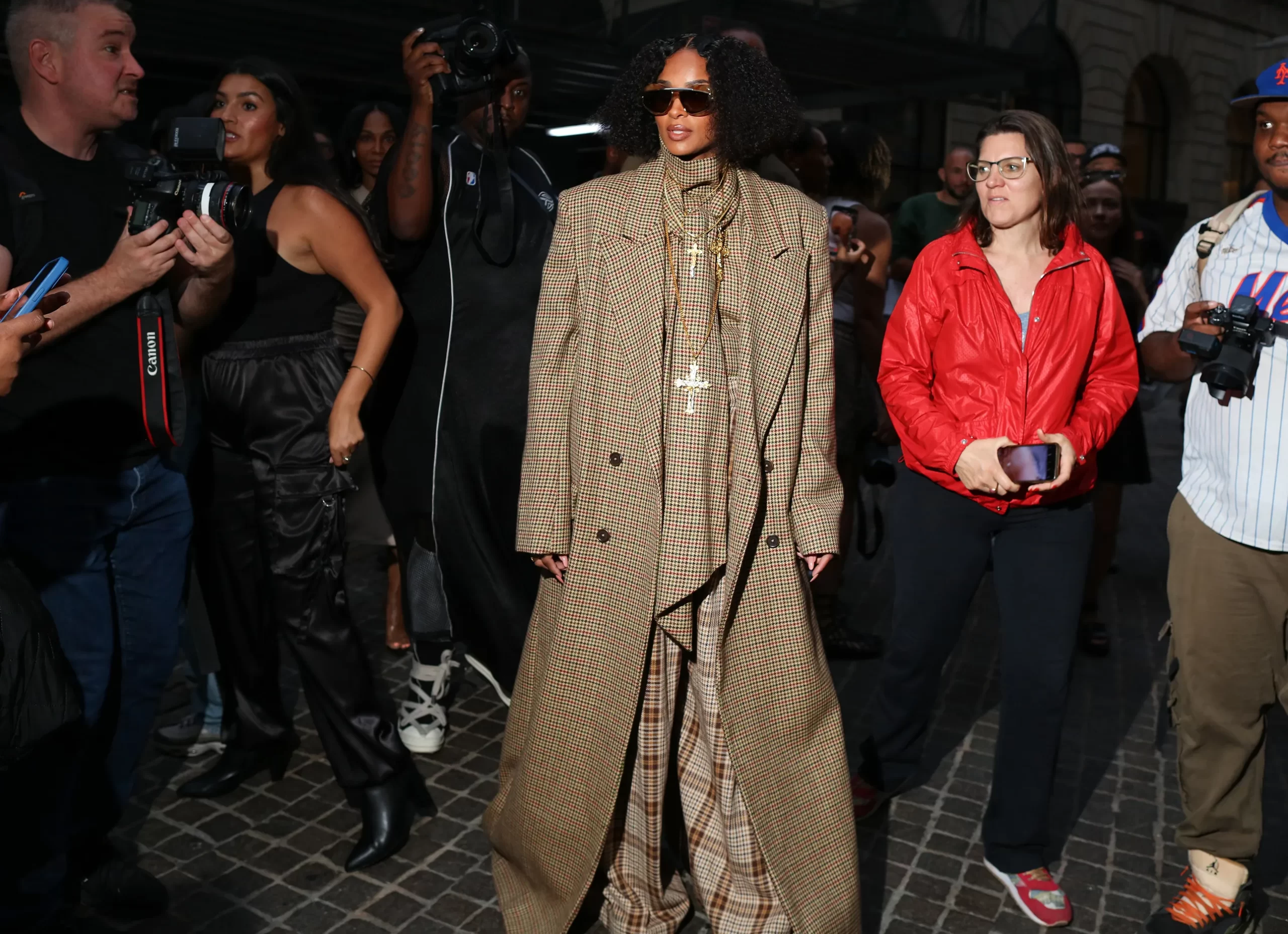 Een streetstylelook tijdens NYFW SS25