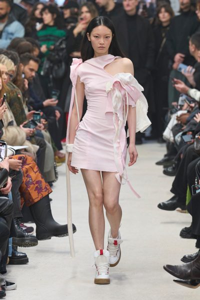 deze-opvallende-sneaker-uit-2010-komt-nu-weer-terug-maar-zijn-we-daar-blij-mee-376110