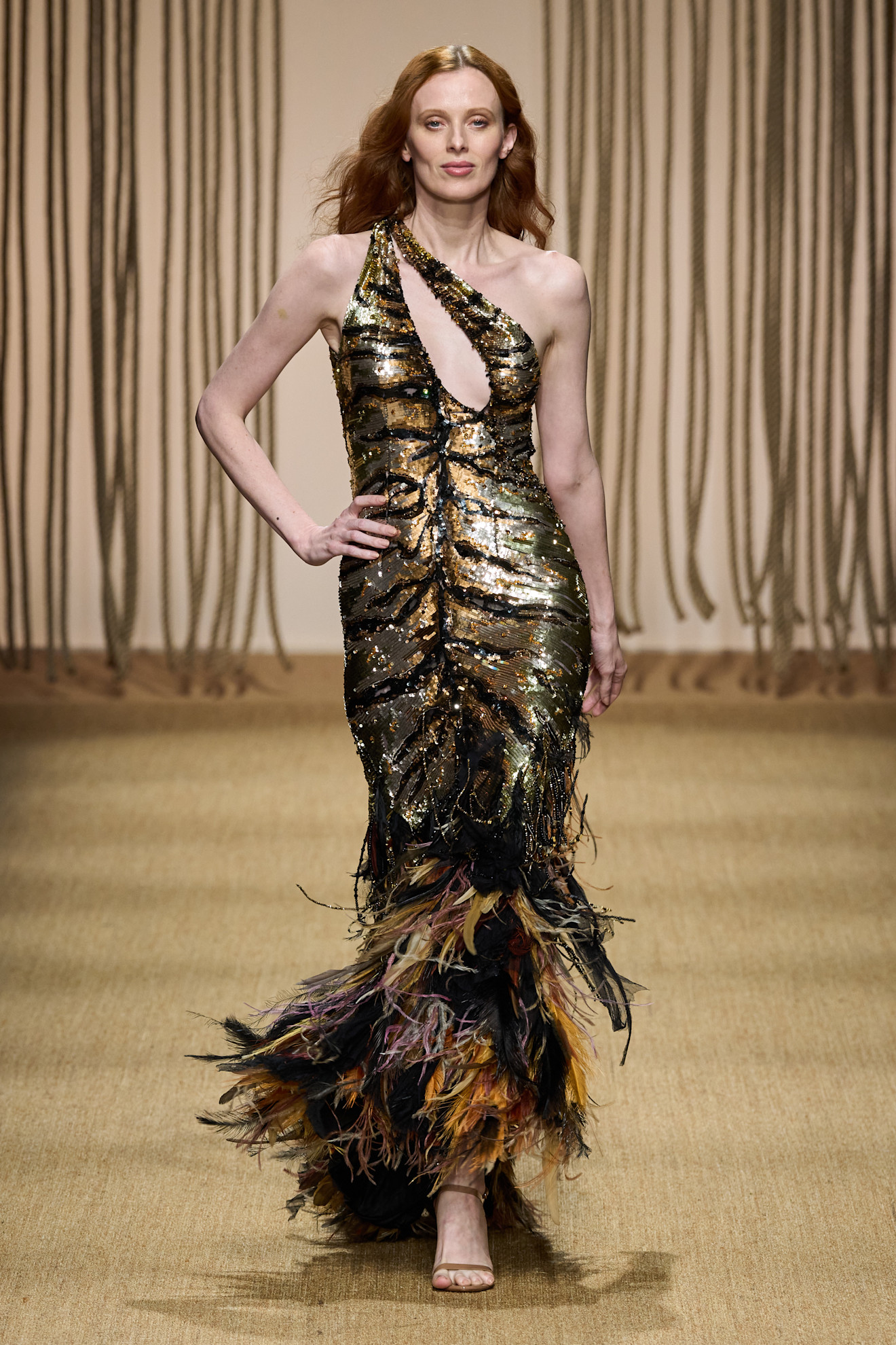 Karen Elson op de catwalk bij Roberto Cavalli