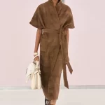 Model met opvallende sokken, de trend van nu