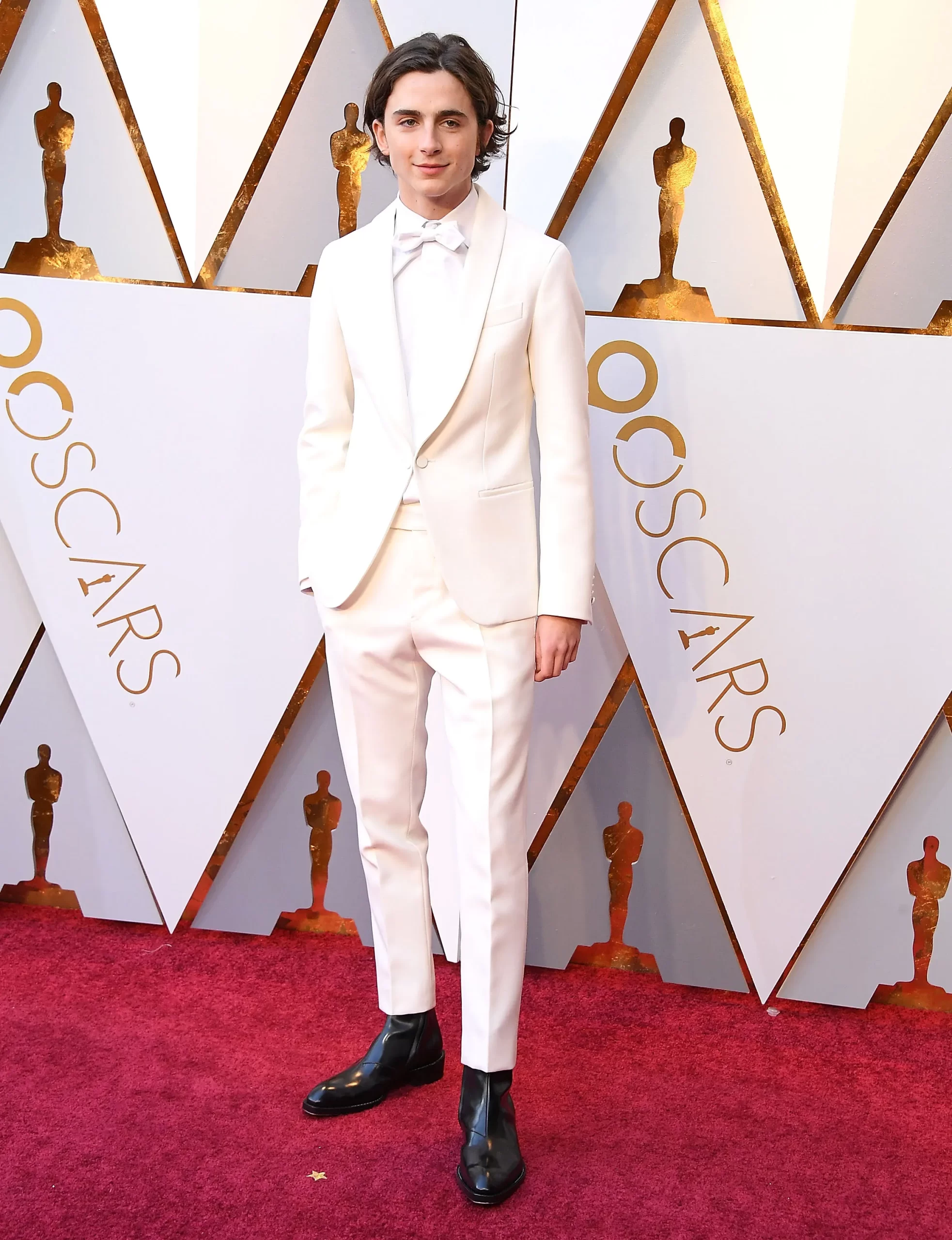 Timothée Chalamet in een wit pak bij de oscars in 2018