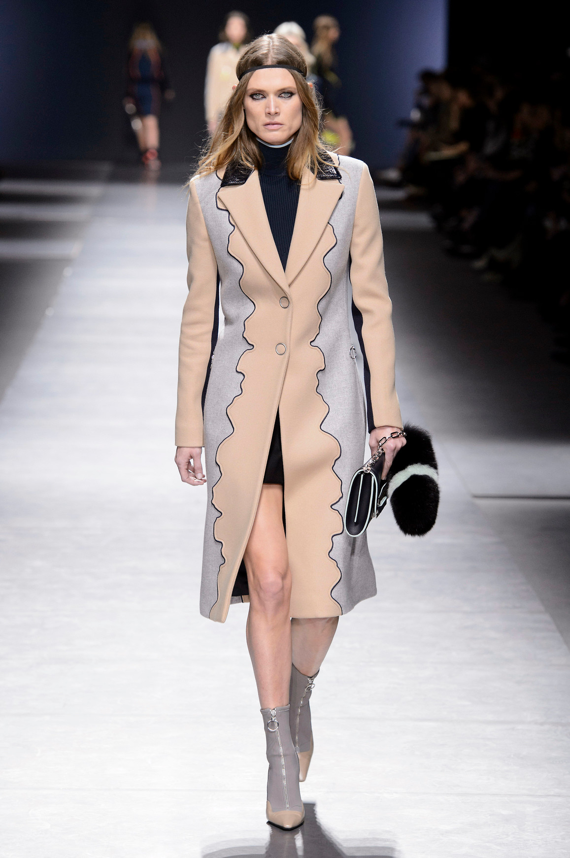 Malgosia Bela op de catwalk bij Versace herfst/winter 2016