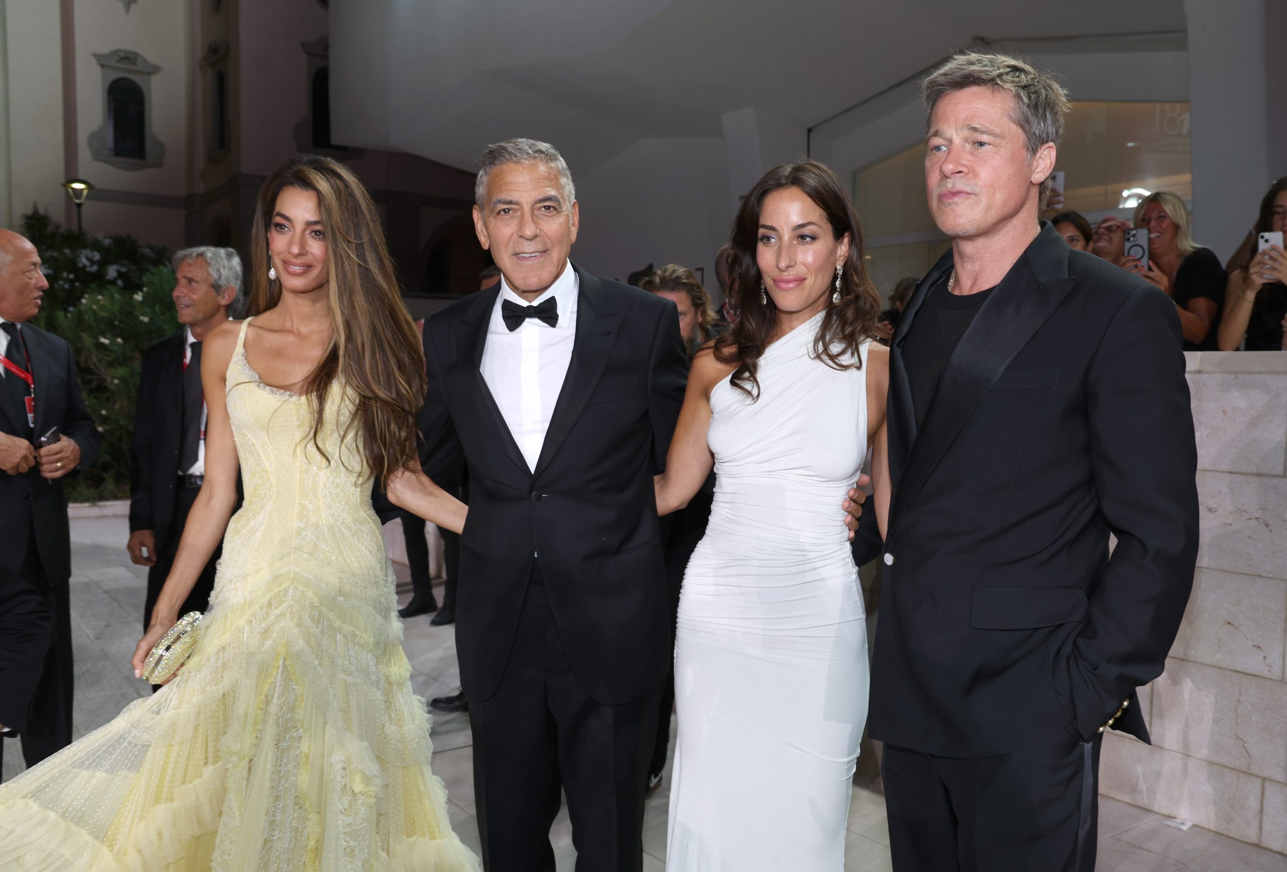Amal en George Clooney, en Brad Pitt en Ines de Ramon op het Filmfestival van Venetië 2024