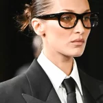 Bella Hadid maakt haar comeback op de catwalk bij Saint Laurent