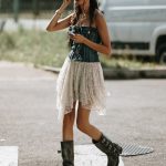 Een streetstyler draagt bikerboots op straat in Milaan