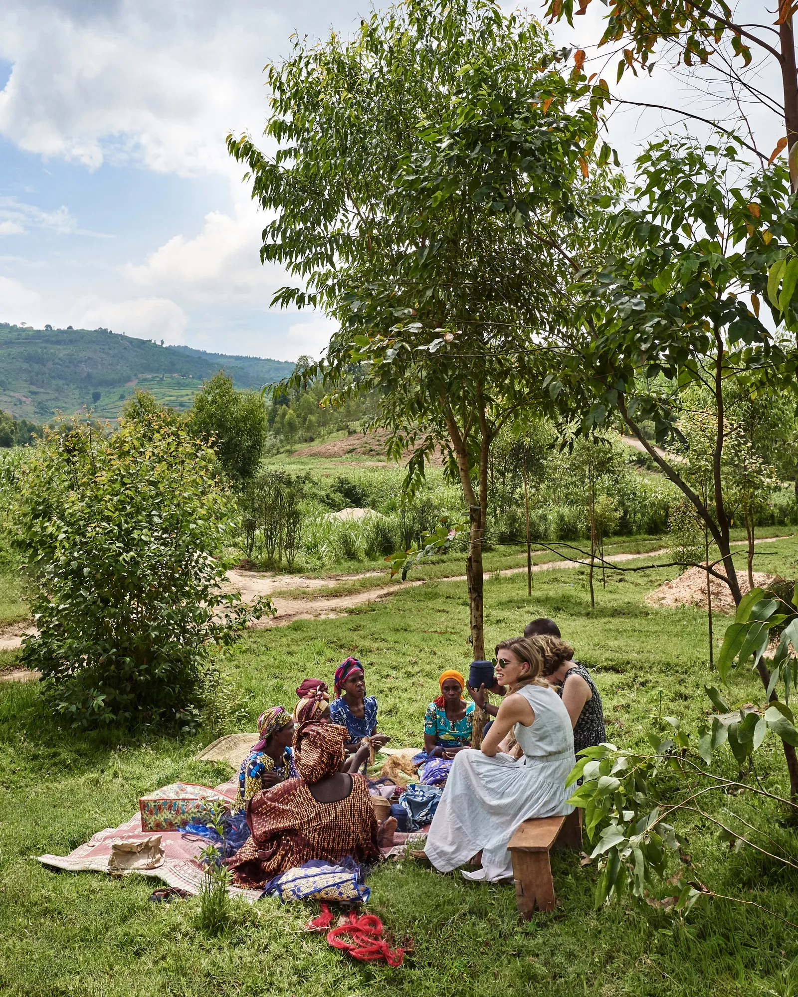 De oprichters van het merk, Courtney Weinblatt Fasciano en Erin Ryder, werken samen met een vrouwencoöperatie in Rwanda om hun tassen te maken.