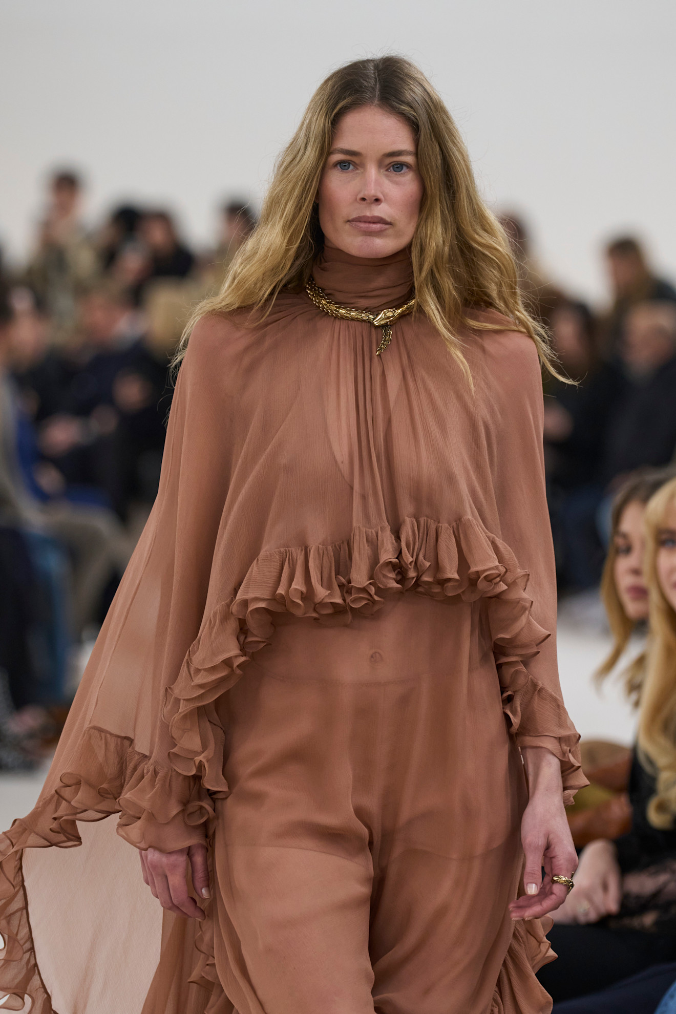 Doutzen Kroes op de catwalk van Chloé in 2024