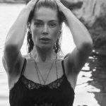 Doutzen Kroes met haar haar naar achter gehouden