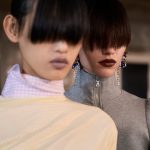 Opvallende kleur lippen bij Dries van Noten is een van de beautytrends voor herfst 2024