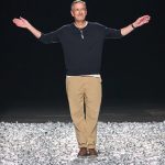 Dries Van Noten bij zijn laatste show, nadat de ontwerper zijn pensioen aankondigde