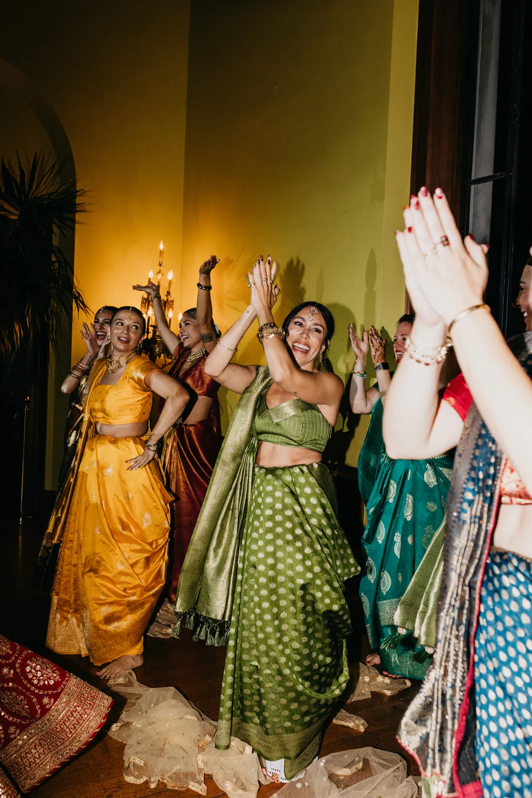 bruidsmeisjes op bruiloft Meeka Hossain en Jeffrey Klein