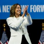 Kamala Harris in Leset T-shirt